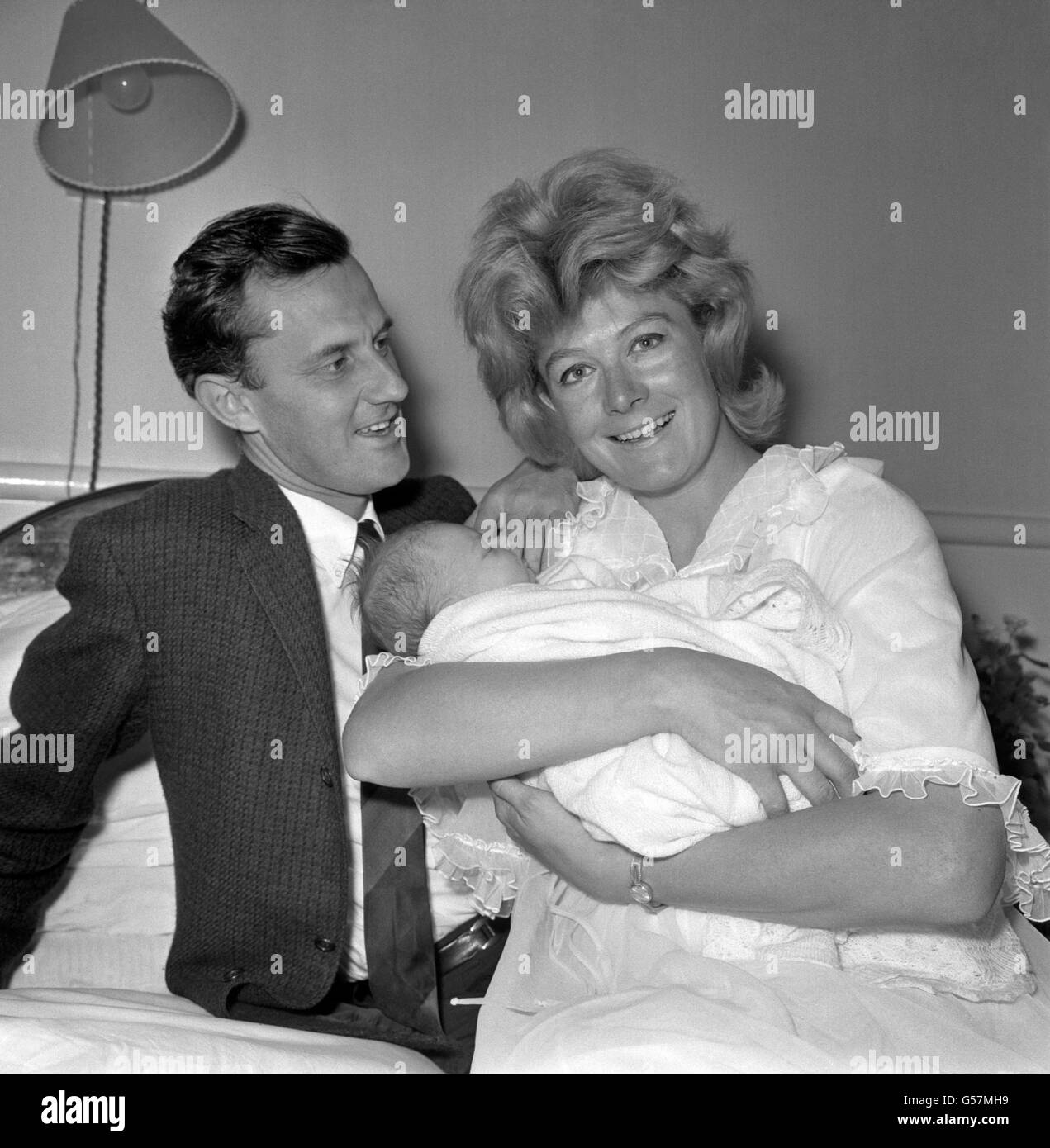 Die Schauspielerin Vanessa Redgrave und ihr Mann, der Regisseur Tony Richardson, mit ihrem ersten Kind, der einwöchigen Tochter Natasha Jane, in London. 1963 scheint Tony Richardsons Jahr zu sein, als er die Oscars für das beste Bild, die beste Regie, die beste Musik und das beste Schreiben für seinen Film von Henry Fieldings 18. Jahrhundert, dem Toben 'Tom Jones', gewann. Stockfoto