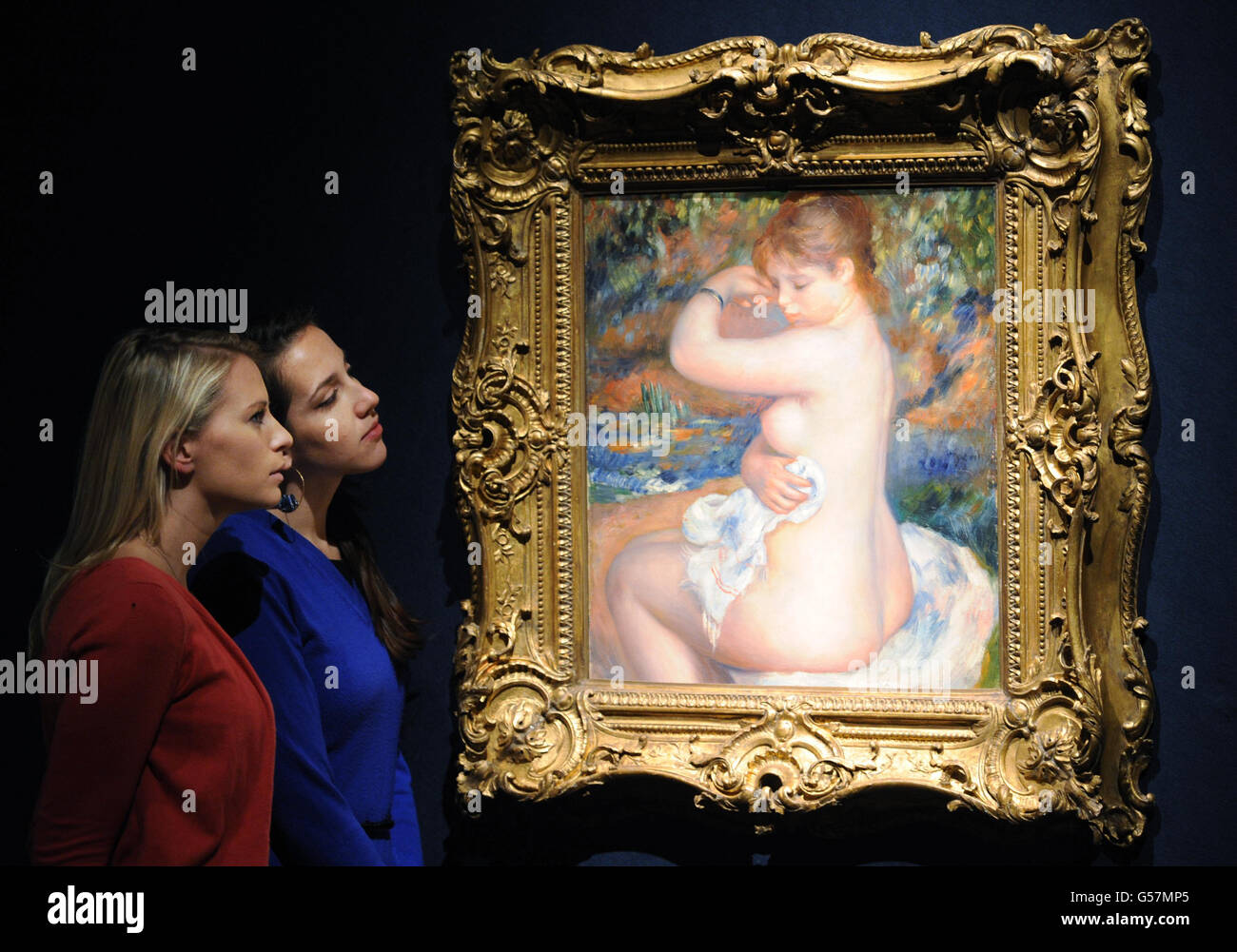 Christies-Mitarbeiter schauen Renoirs Baigneuse, die nächste Woche im Londoner Auktionshaus als Teil des Abendverkaufs für Impressionisten und moderne Kunst zum Verkauf angeboten wird und voraussichtlich £12-£18 Millionen einziehen wird. Stockfoto
