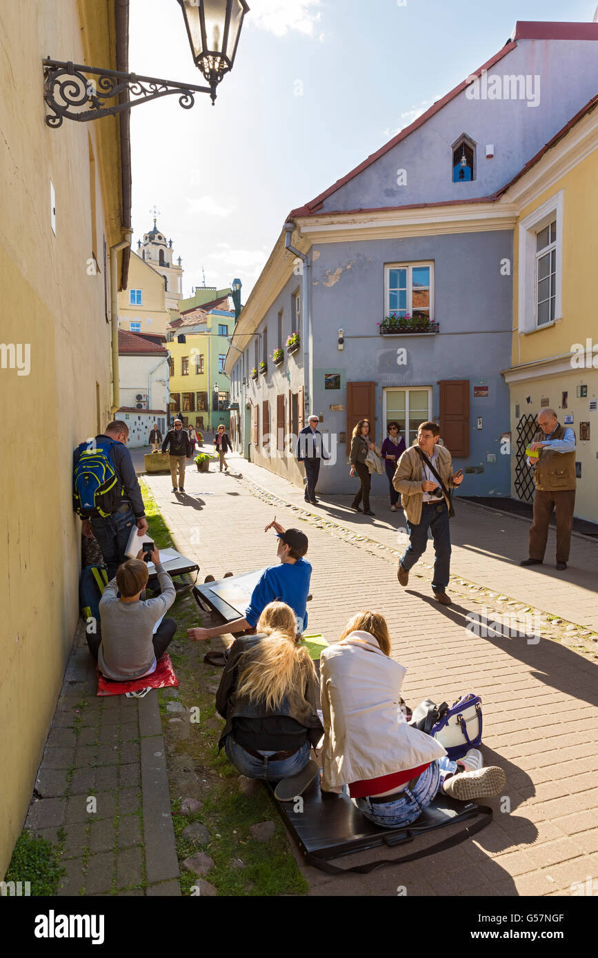 VILNIUS, Litauen - 7. Juni 2016: jungen Kunststudenten zeichnen Sie auf einer Straße im Zentrum von Vilnius Stockfoto