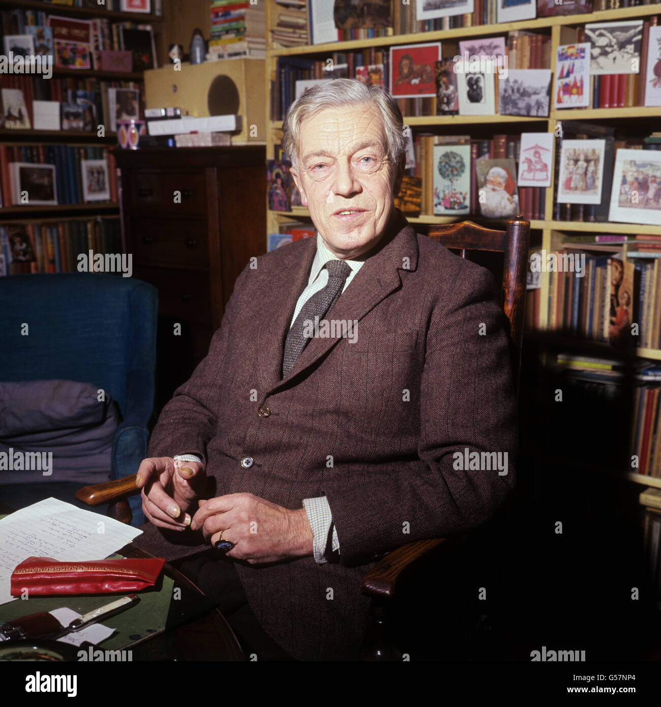 C. DAY-LEWIS 1968: Herr Cecil Day-Lewis, der neue Poet Laureate, in seinem Haus in Greenwich, London. Stockfoto