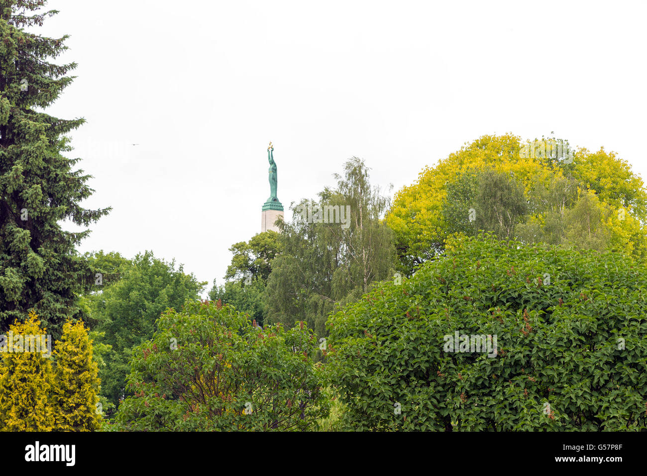 RIGA, Lettland - Juni 10,2016: Denkmal der Freiheit in Riga. Frau mit drei goldenen Sternen die drei Regionen von Lettland symbolisieren Stockfoto