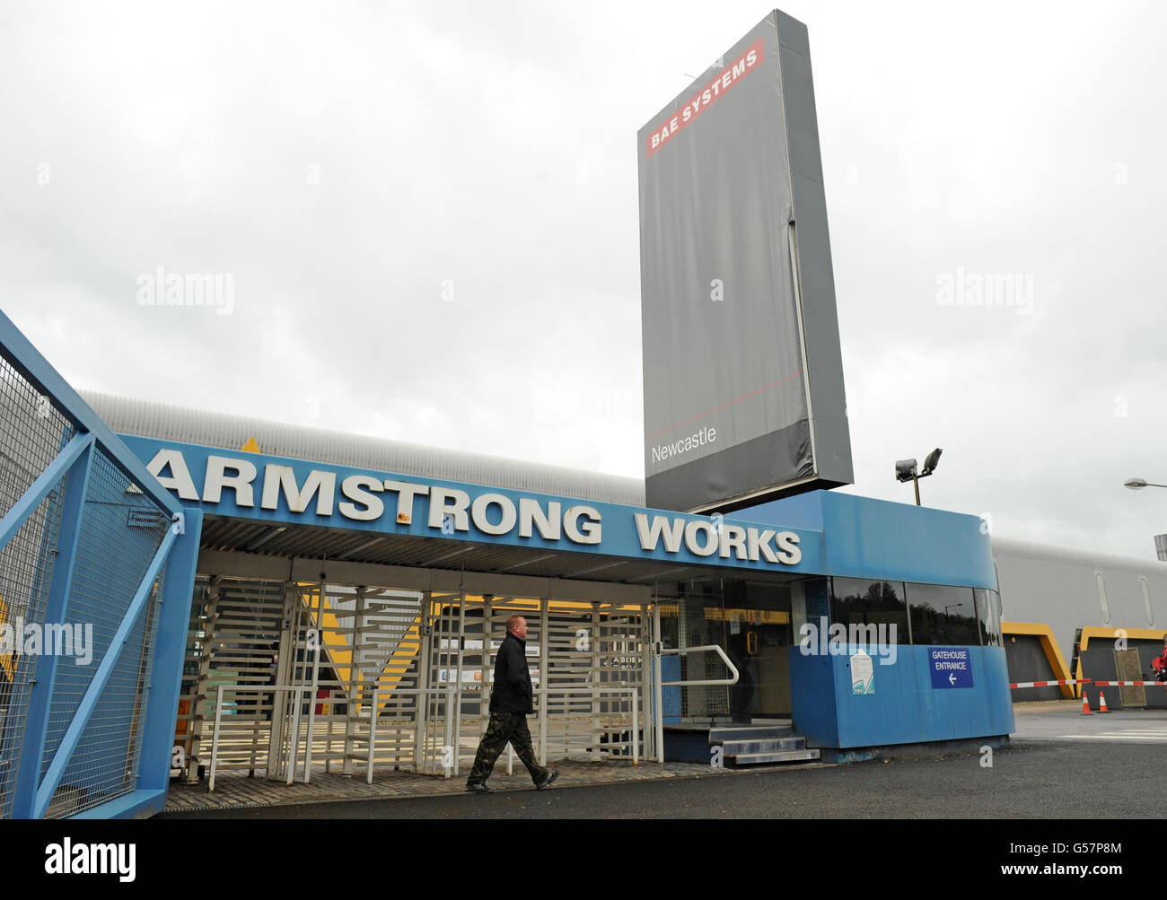 Ein Arbeiter verlässt das BAE Systems-Werk in Newcastle, als der Verteidigungsriese plant, mehr als 600 Arbeitsplätze zu schaffen und die historische Fabrik zu schließen, die Panzer für den Ersten Weltkrieg herstellte. Stockfoto