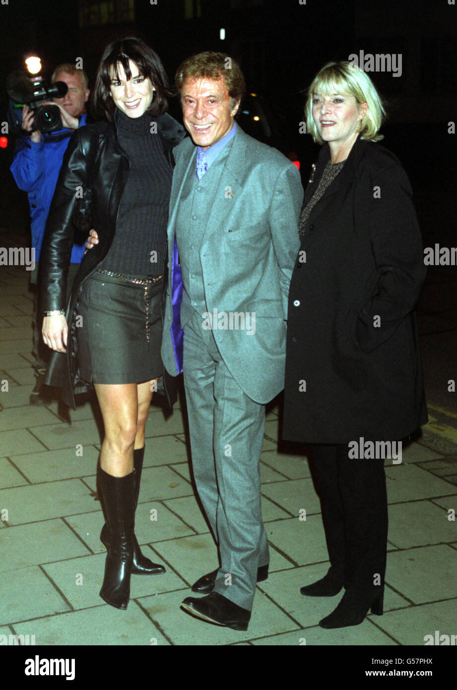 Entertainer Lionel Blair und seine Frau Susan (rechts) kommen in den Fountain Studios in London an, um ein Publikum mit Ricky Martin aufzunehmen. Stockfoto