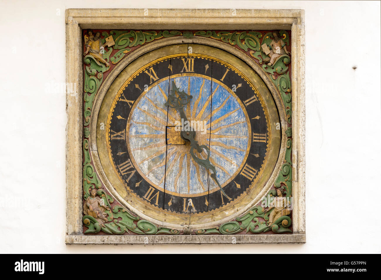 TALLINN, Estland - 12. Juni 2016: hölzerne Uhr auf der Seite der Kirche des Heiligen Geistes, in Tallinn, Estland Stockfoto