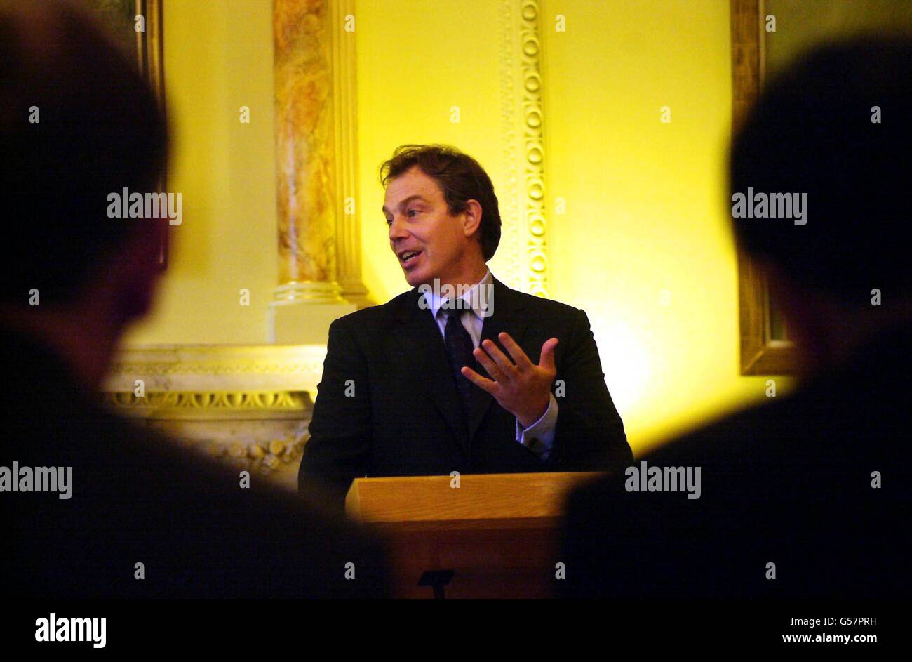 Premierminister Tony Blair spricht bei einem Treffen mit einer Delegation von 18 führenden Unternehmern, bei dem sie in der Downing Street in London über die Kürzung unnötiger Unternehmensvorschriften diskutierten. Stockfoto