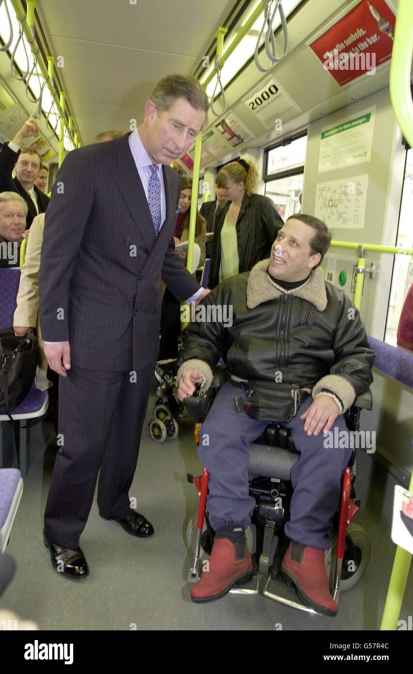 Der Prinz von Wales spricht mit dem Rollstuhlfahrer Marc Peter von South Croydon an Bord einer der Croydons Tramlink, der modernen elektrischen Straßenbahnen. Der Prinz war in Süd-London, um das neue 200Millionen, umweltfreundliche Transportsystem zu sehen. Stockfoto