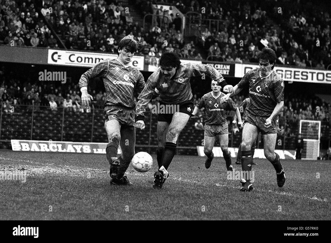 Mick Quinn von Portsmouth (Mitte) und Colin Pates (l) aus Chelsea kämpfen in der ersten Liga in Stamford Bridge, London, um den Ball. Stockfoto