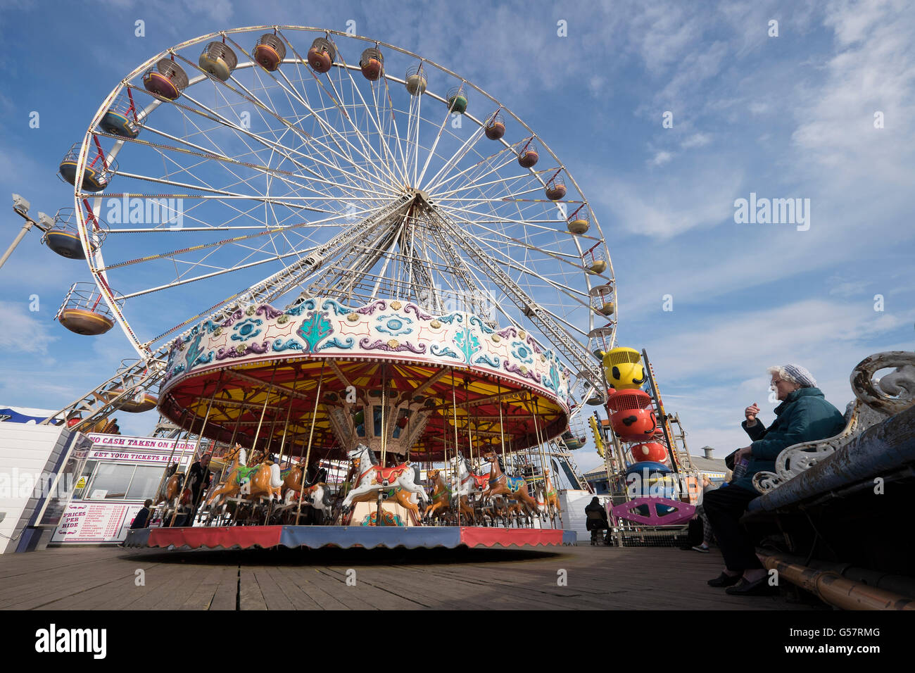 Merry Go round und Riesenrad Blackpool pier Stockfoto