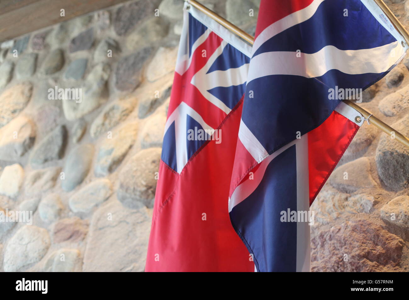 Britische Flagge hängen gegen Steinmauer Stockfoto