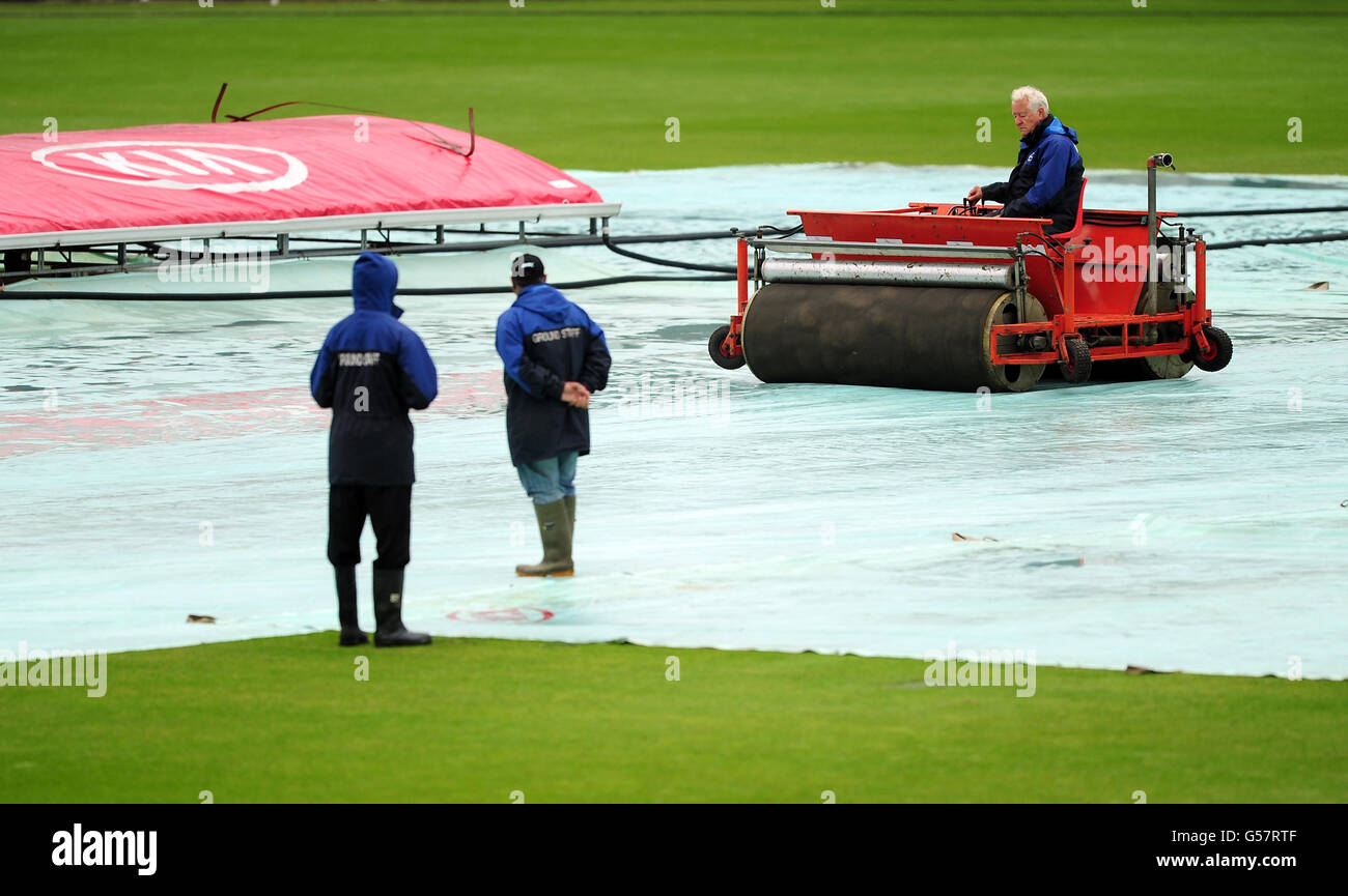 Cricket - Clydesdale Bank 40 - Gruppe B - Surrey Lions / Hampshire Hawks - The Kia Oval. Surrey Groundstaff rollt Wasser von den Bezügen Stockfoto