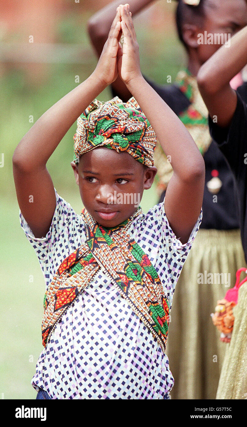 Ein Kind vom Entwicklungsunternehmen Hope for Children, Mandela Project in Kingston, Jamaika, während des Besuches von Channel Four Gameshow, dem Big Brother-Kandidaten Darren Ramsey. Stockfoto