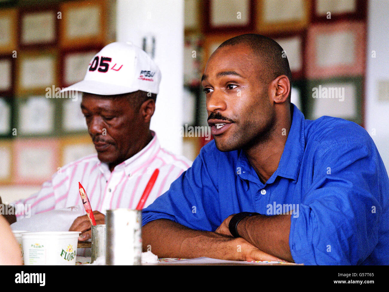 Channel Four Gameshow Big Brother Kandidat Darren Ramsey (rechts) bei seinem Besuch bei der Entwicklungsfirma Hope for Children, Mandela Project in Kingston, Jamaika. Stockfoto