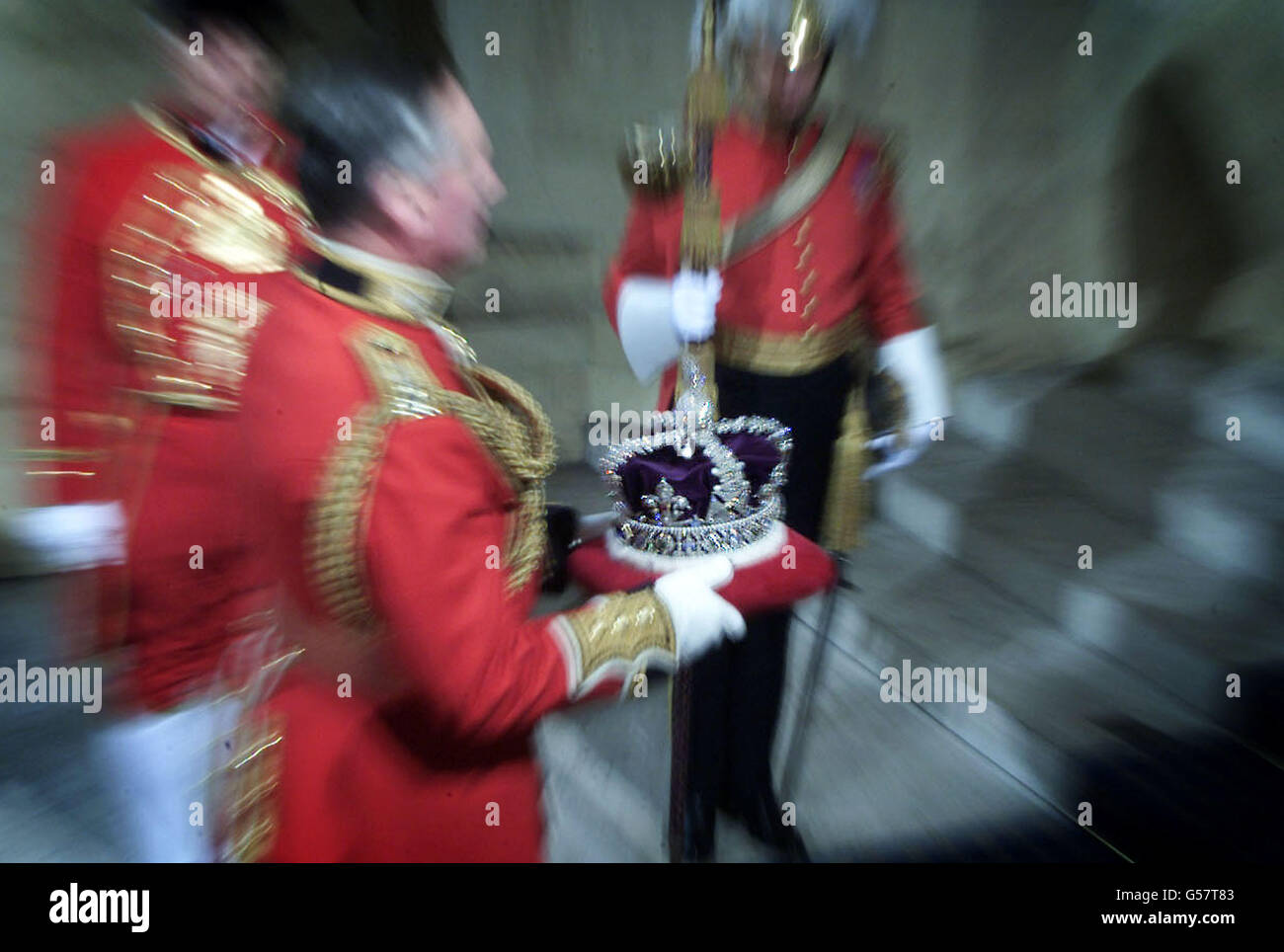 Die Krone wird in den Eingang des Sovereign's Palace of Westminster, die Houses of Parliament, für die State Opening of Parliament in London getragen. Stockfoto