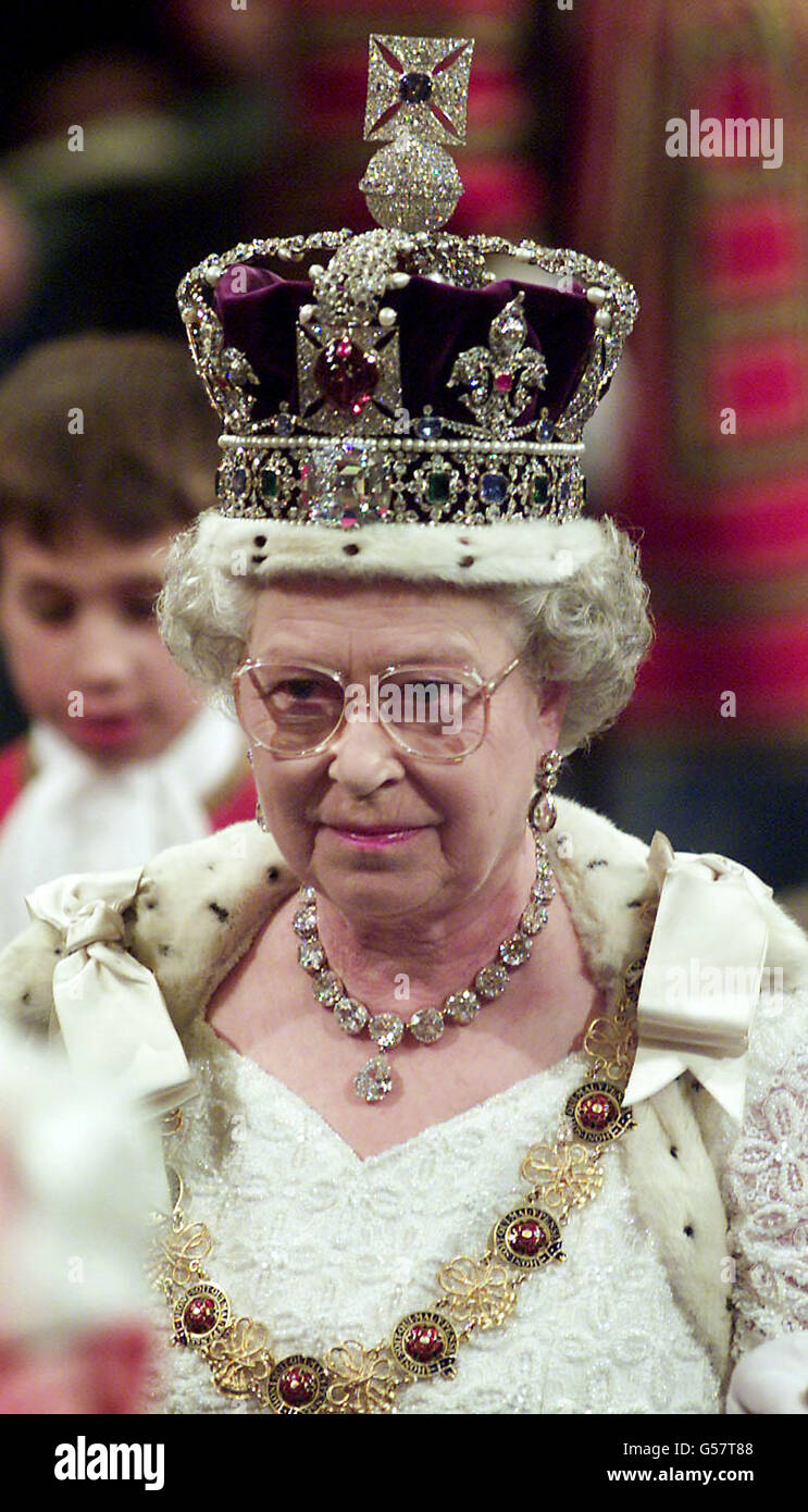 Königin Elizabeth II. Wird von einer Prozession durch die Royal Gallery auf ihrem Weg zur Lords Chamber geführt, um ihre Rede zur Eröffnung des Parlaments in London zu lesen. Die Königin wird die legislative Schiefer der Regierung in ihrer jährlichen Rede vor dem Parlament zu legen. Stockfoto