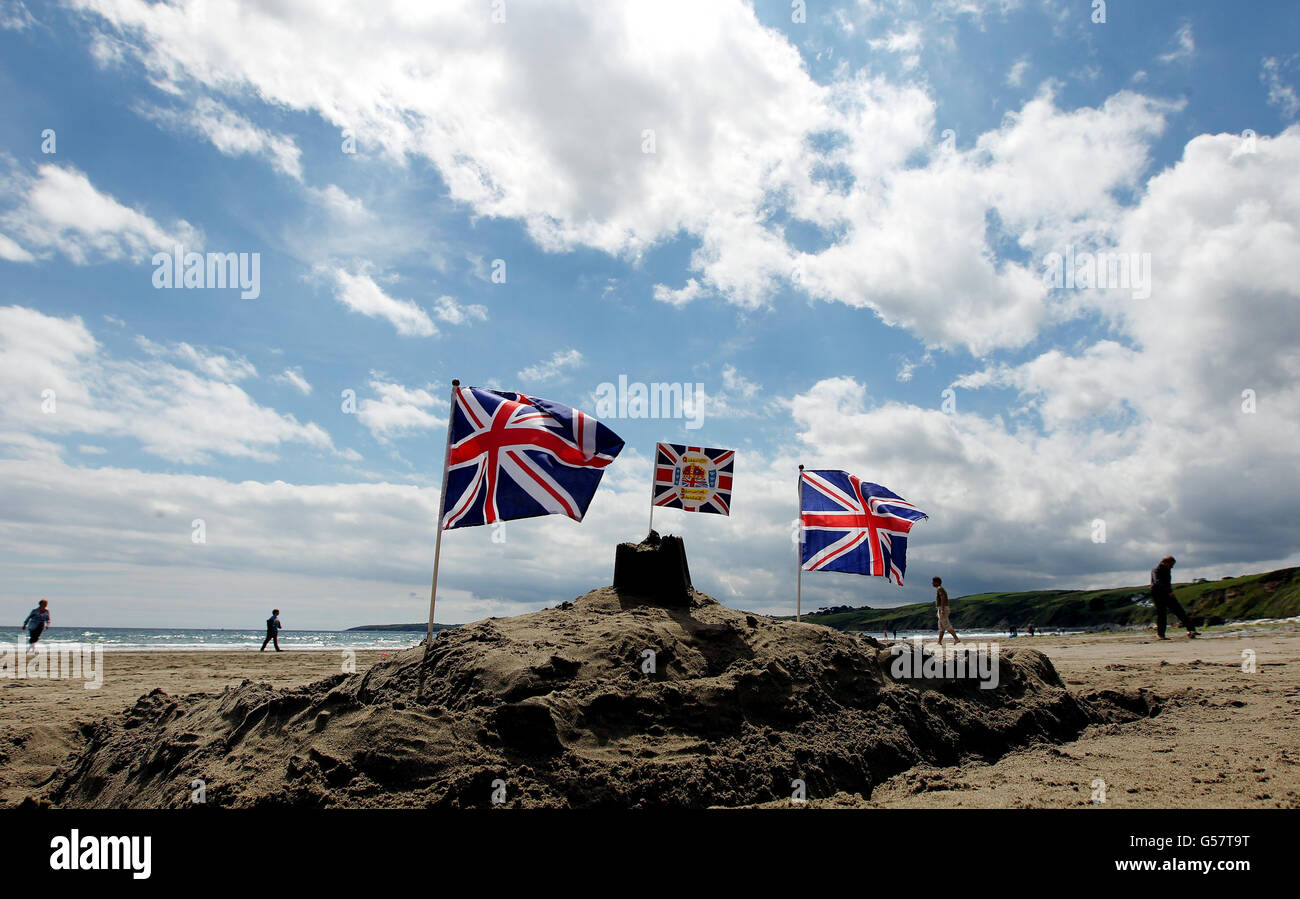 Das „Jubilee Sand Castle“ wurde vom achtjährigen Sam Davies und dem zwölfjährigen Jack Davies aus Worcester am Carne Beach in Cornwall erbaut. Stockfoto