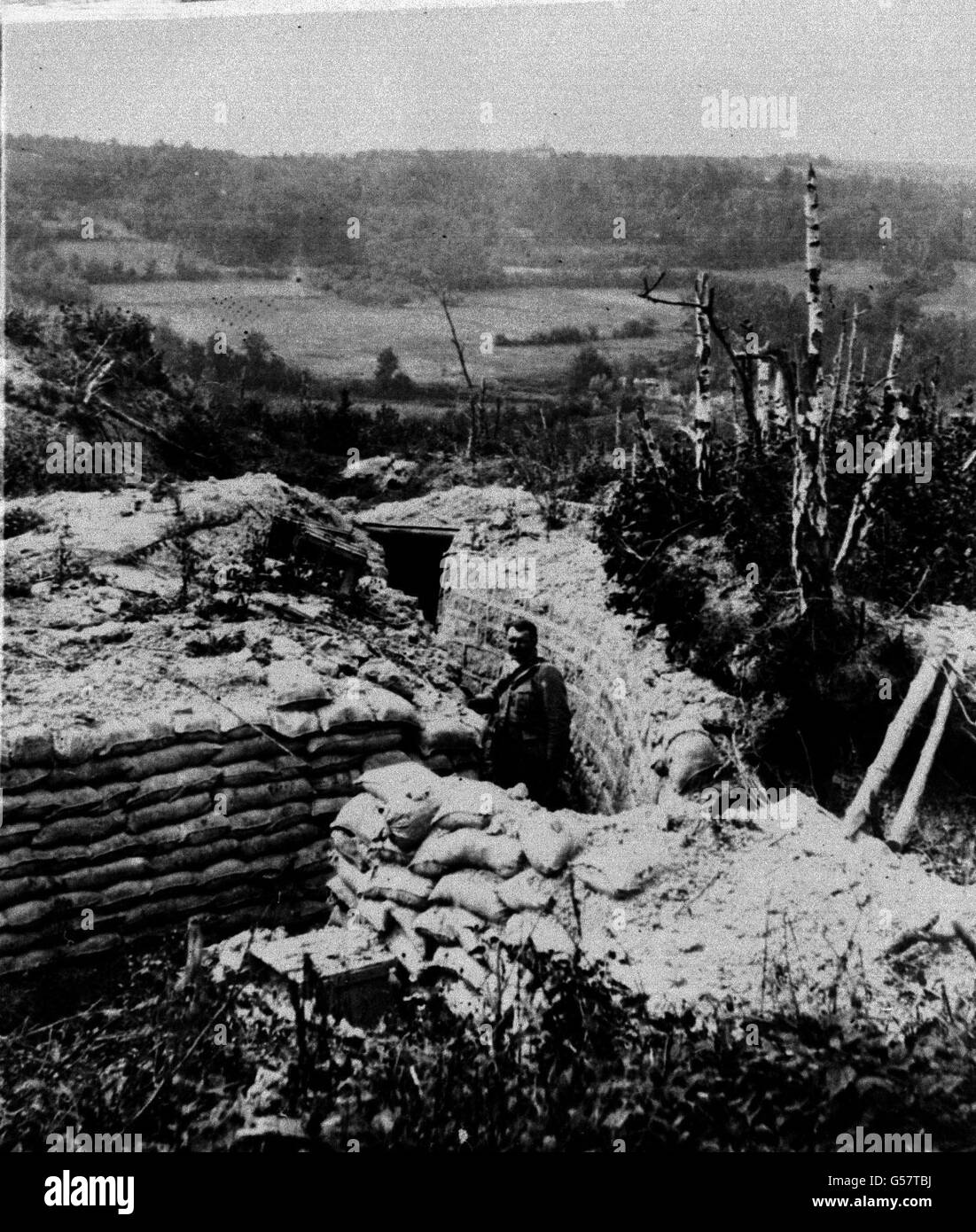1918: Ein Soldat der amerikanischen Expeditionstruppe inspiziert einen fest konstruierten Graben, der von der deutschen Armee an der Westfront, wahrscheinlich in der Argonne in Frankreich, aufgegeben wurde. Bild Teil der PA Ersten Weltkrieg Sammlung. Stockfoto