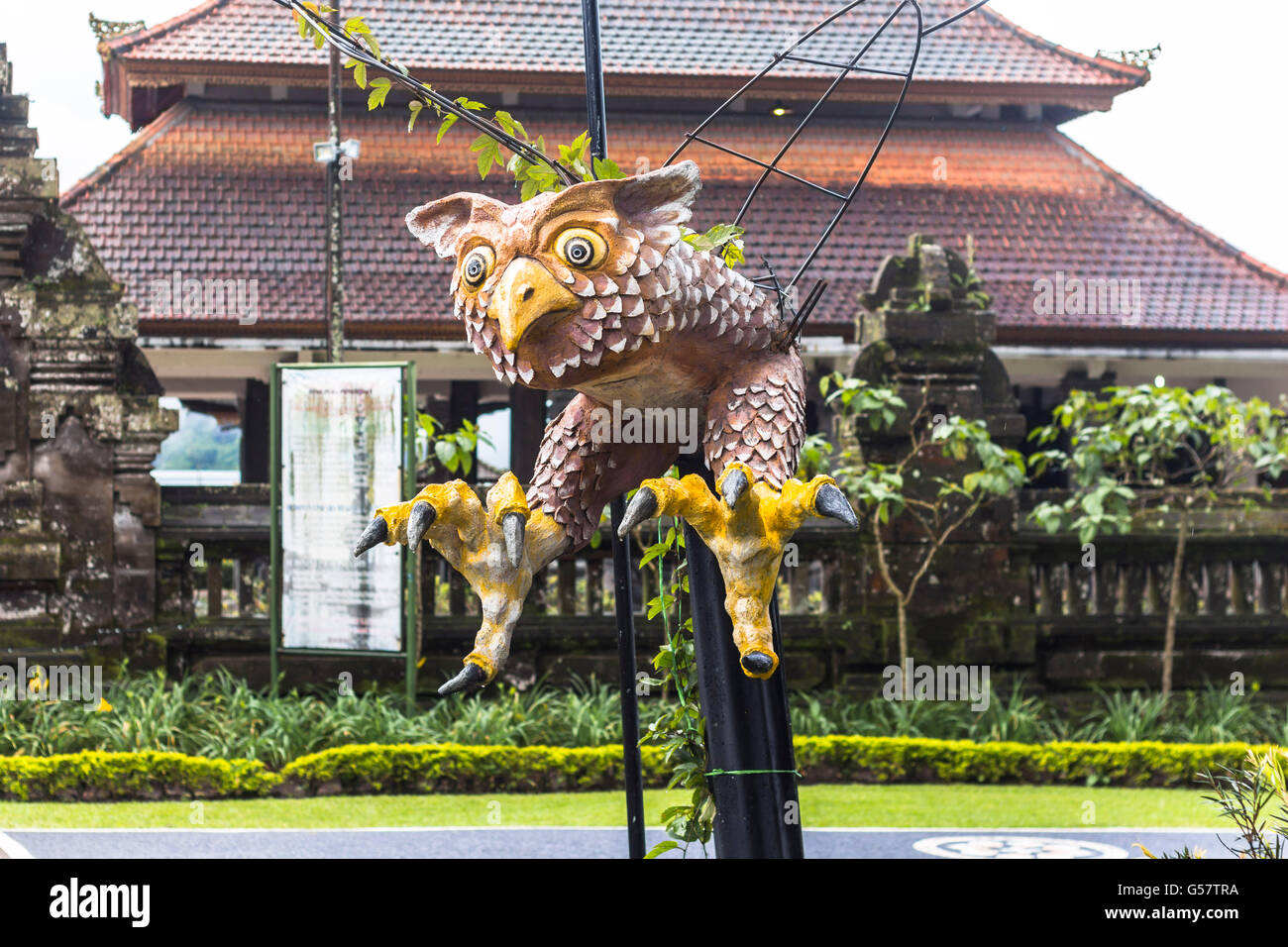 Adler-Statue im Tempel auf Bali, Indonesien Stockfoto