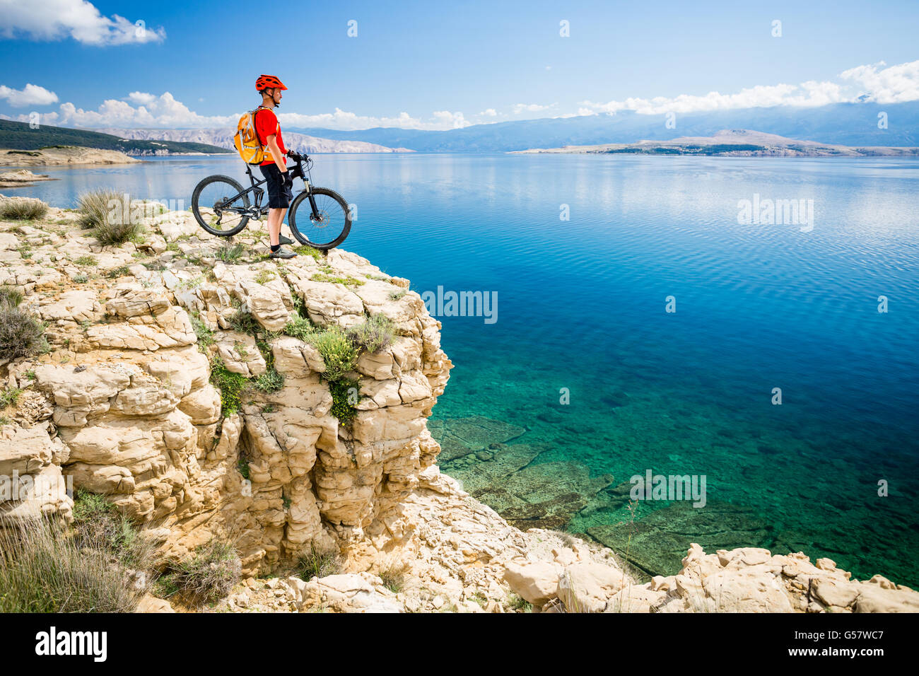 Mountainbiker betrachten und Fahrrad im Sommer Meer Landschaft unterwegs. Mann-Fahrer Fahrrad MTB auf Landstraße oder einzelne tr Stockfoto