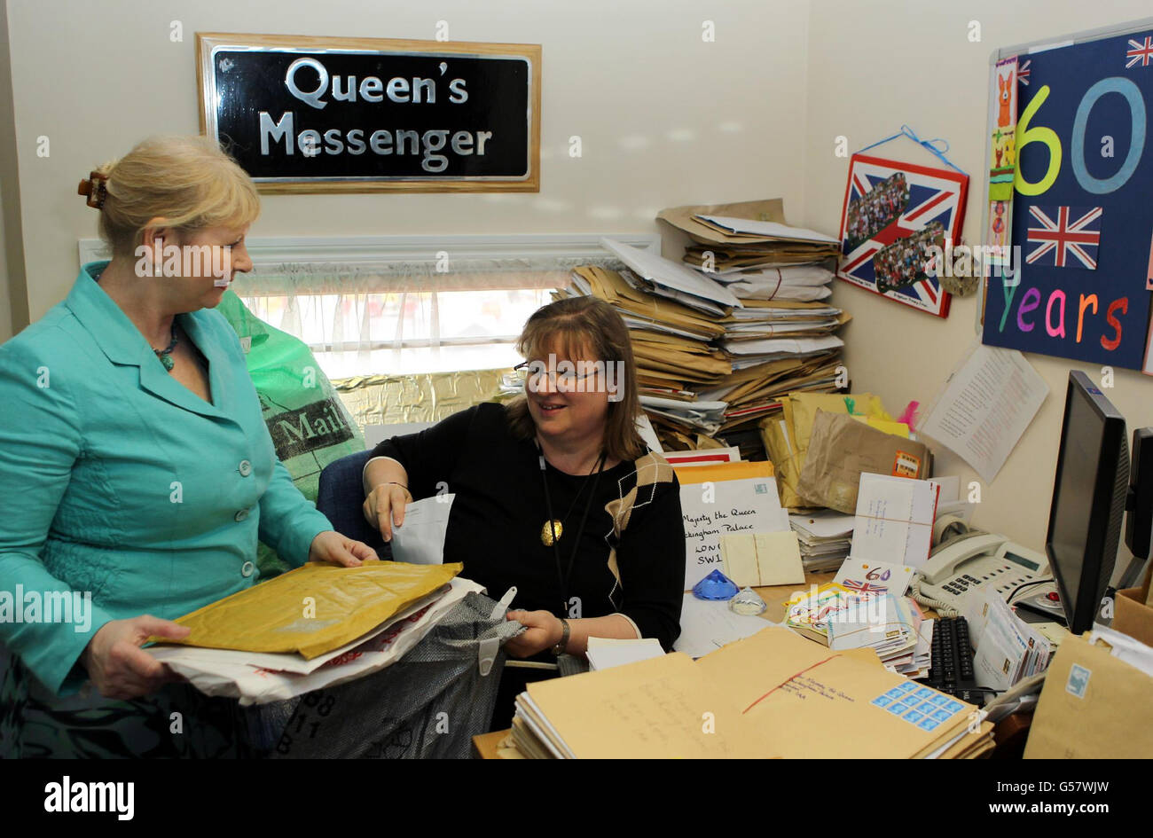 Mitarbeiter (Namen nicht angegeben) im Korrespondenzbüro am Buckingham Palace, London mit Briefen, die an Königin Elizabeth II. Zu ihrem Diamantenjubiläum geschickt wurden. Stockfoto