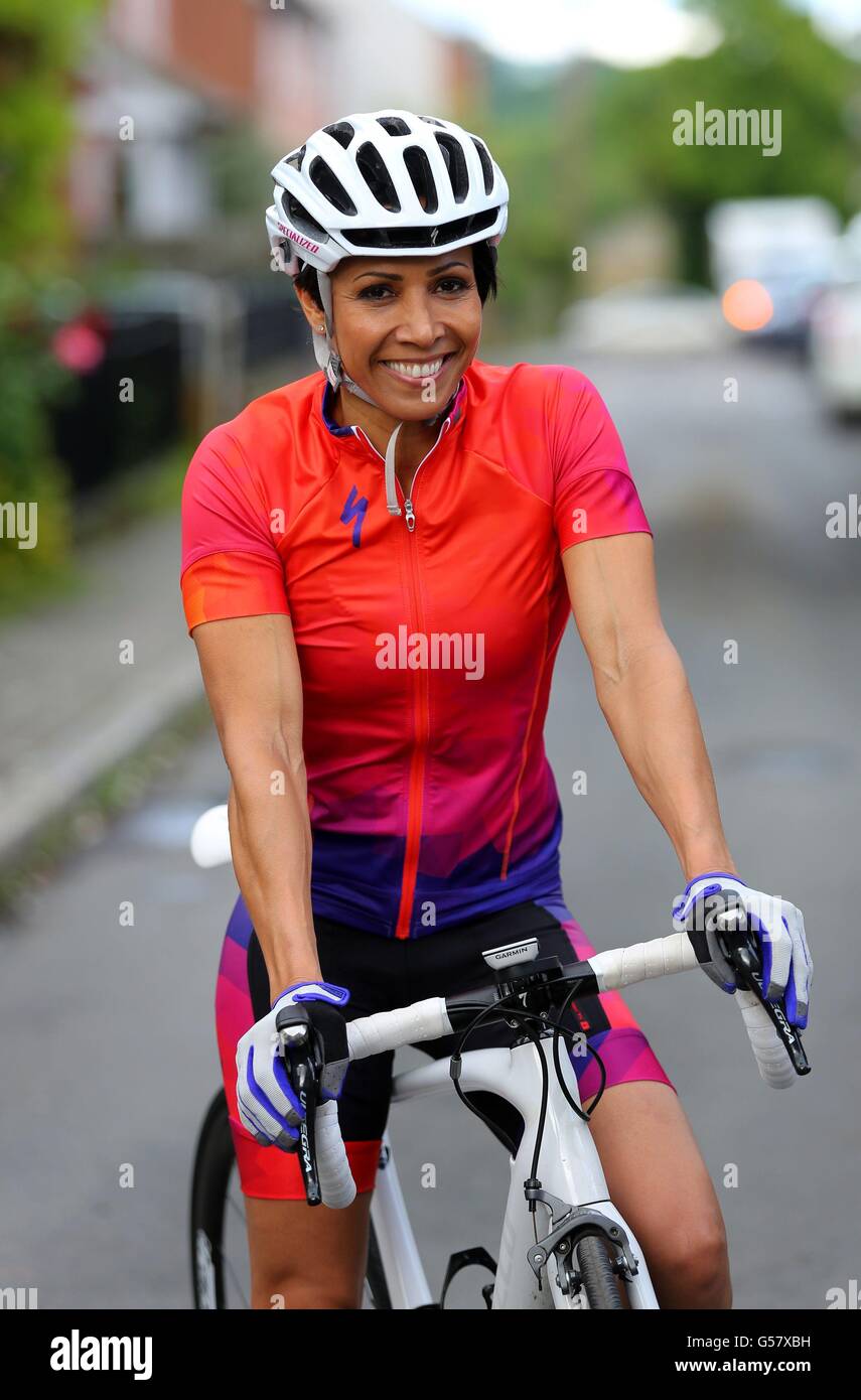 Dame Kelly Holmes trainiert in ihrem Heimatdorf Hildenborough, Kent, um auf dem ersten Prudential RideLondon-Surrey 46 zu reiten, während sie ihr Streben fortsetzt, £250,000 für fünf Wohltätigkeitsorganisationen aufzubringen: Dame Kelly Holmes Trust, Hospice in the Weald, Myeloma UK, Pickering Cancer Center und Mind UK. Stockfoto