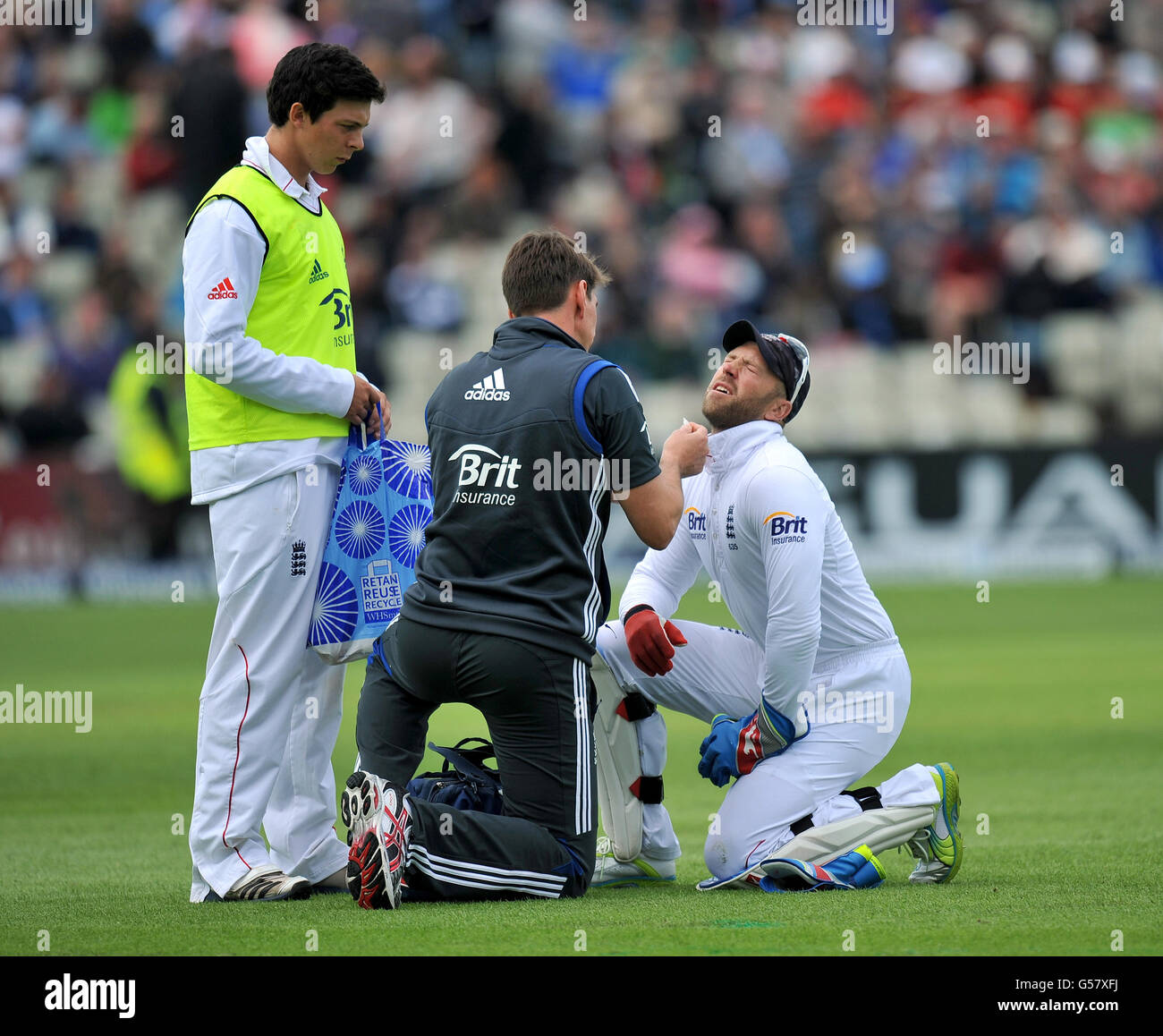 Cricket - 2012 Investec Test Series - Dritter Test - England gegen Westindien - Tag drei - Edgbaston. Englands Wicketkeeper Matt Prior bekommt Tropfen in seine Augen Stockfoto