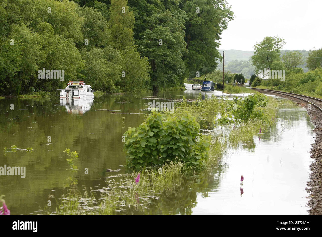 Verlassene Fahrzeuge auf der A470 in Machynlleth in Powys, Wales, nach schweren Überschwemmungen in West-Wales. Stockfoto