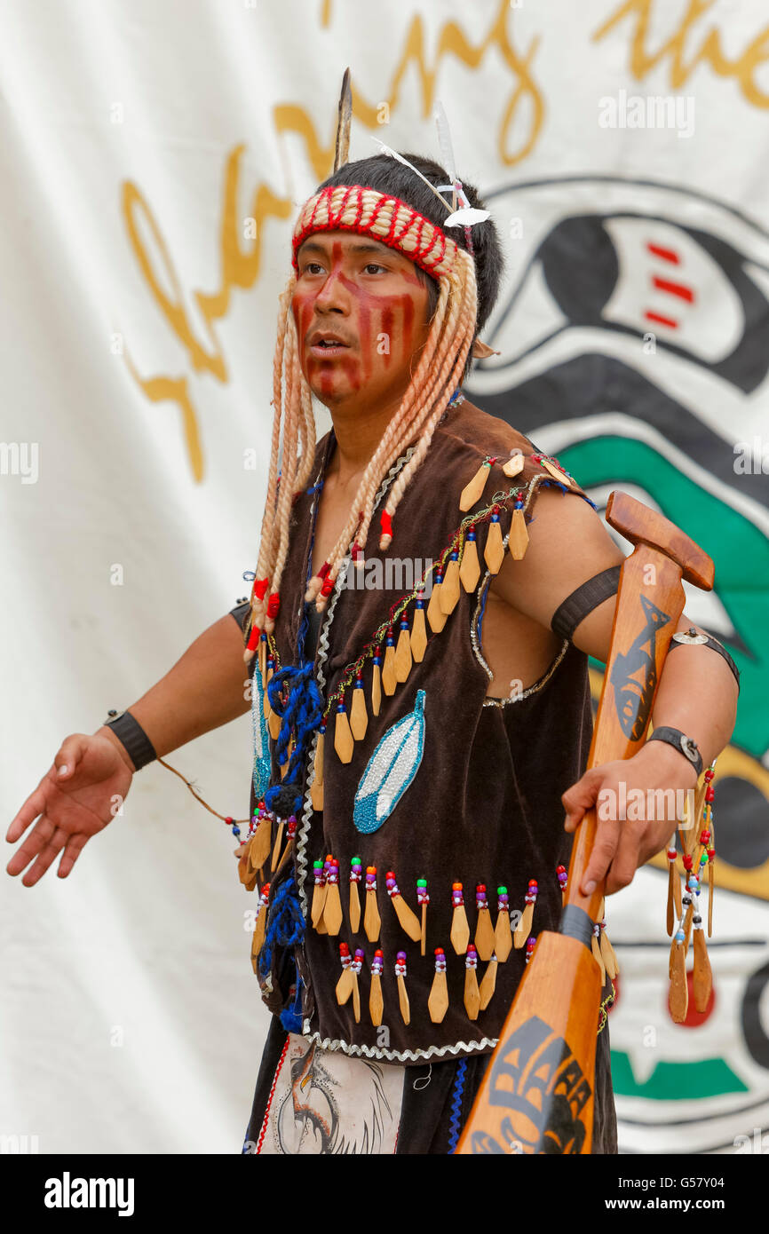 Aborigines First Nations Tänzerinnen bei Aborigines Tage-Victoria, British Columbia, Canada. Stockfoto