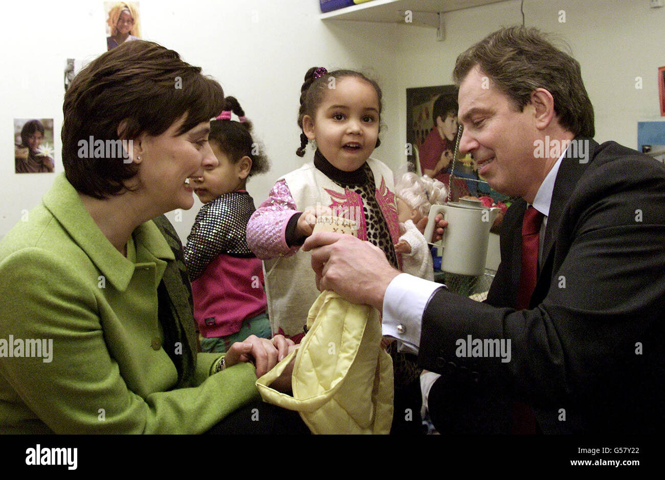 Der britische Premierminister Tony Blair und seine Frau Cherie spielen im Coram-Familienzentrum in London mit den adoptierten Schwestern Gemma (C), 4 und Ruth (hinten), 3. Herr Blair hat sich persönlich für die Neuerung der Adoption * interessiert... den Vorsitz eines Kabinettsausschusses, der zur Einführung neuer Gesetze geführt hat. Stockfoto
