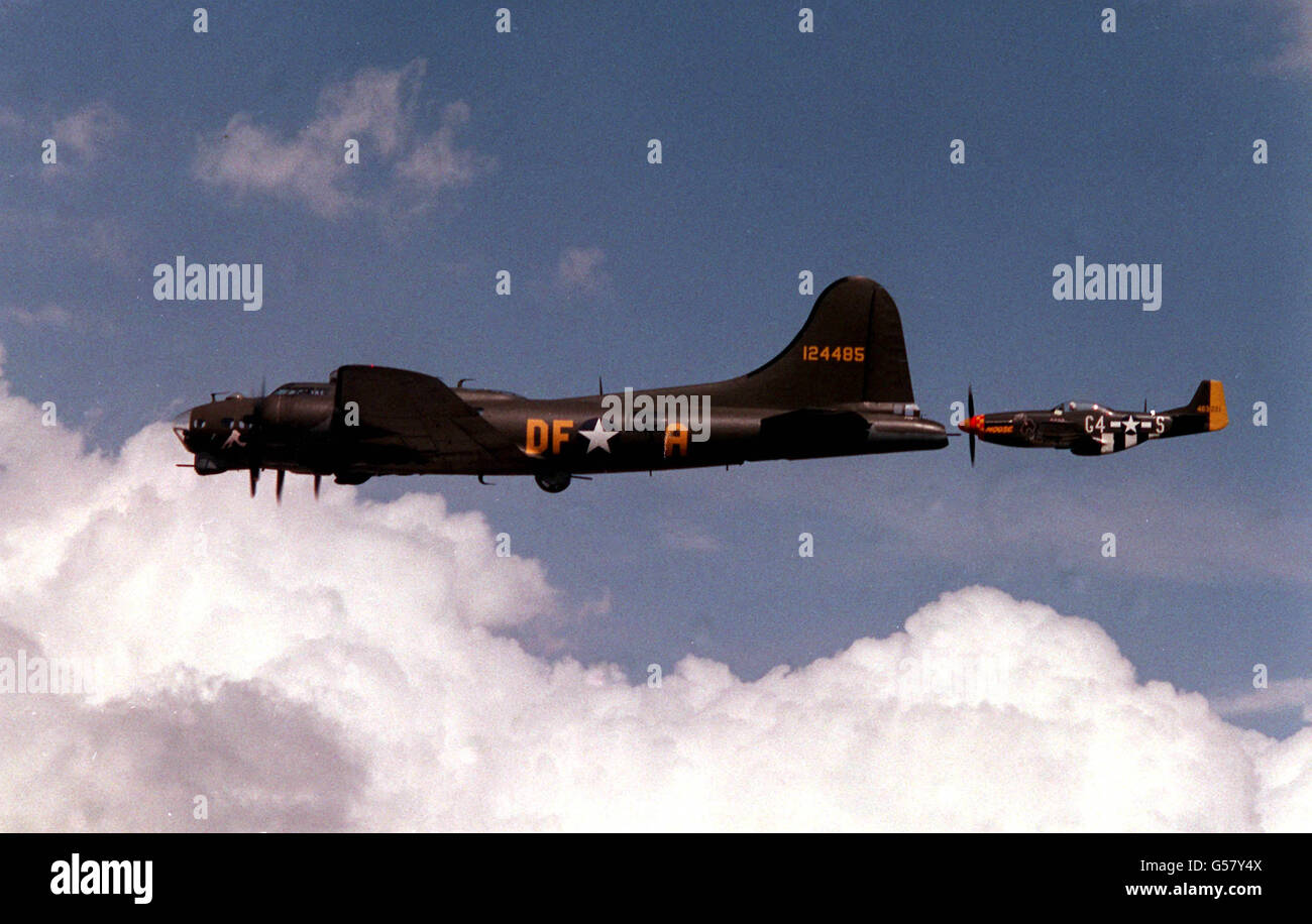 B-17 UND MUSTANG: B-17G Flying Fortress 'Sally B', die als 'Memphis Belle' erschien, begleitet von einem P-51 Mustang, als sie zum Wroughton Airfield, bei Swindon, Wiltshire, für die Great Warbirds Air Display 1992 eintreffen. Stockfoto