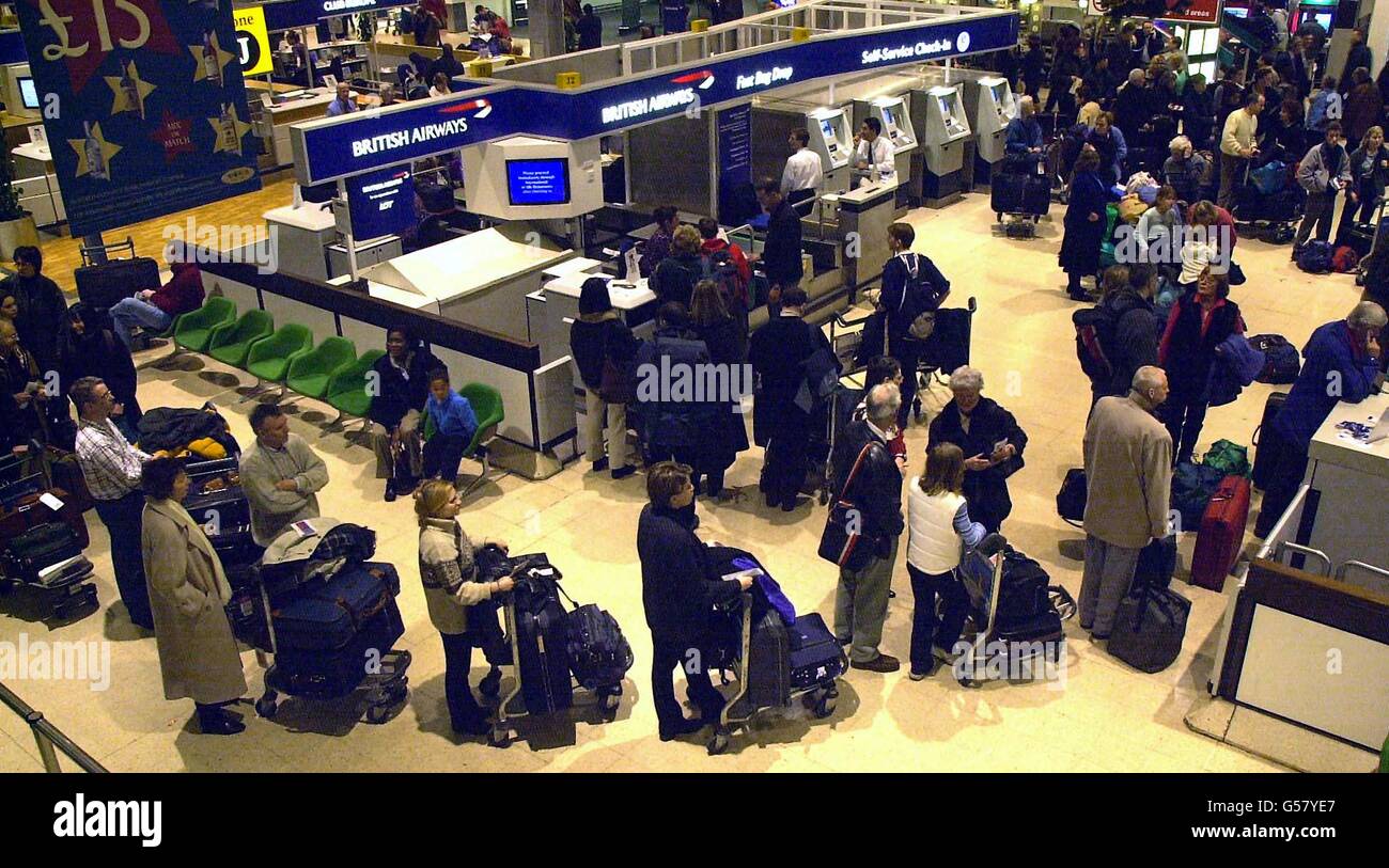 Heathrow-Passagier-Warteschlange Stockfoto