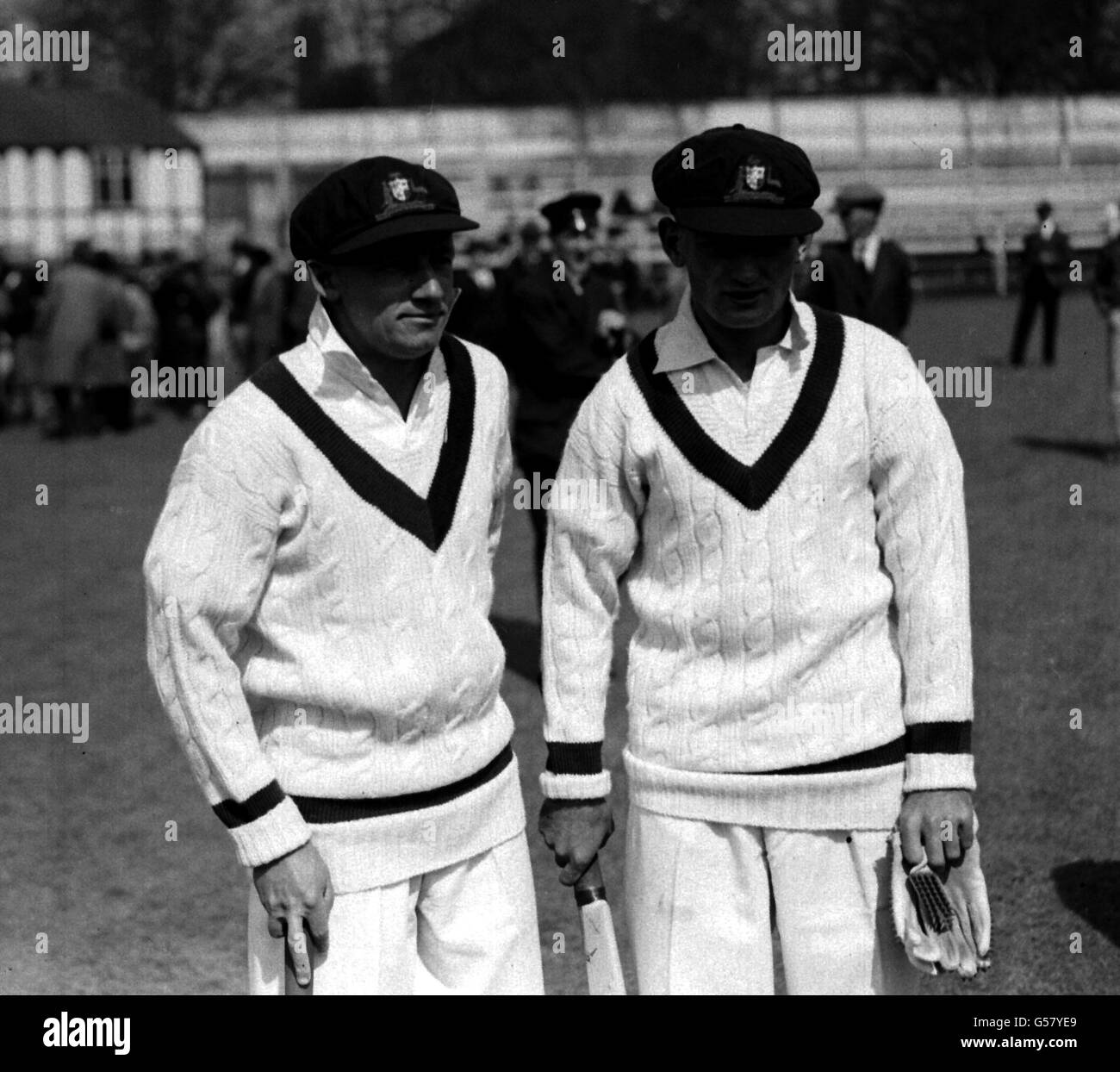 1930: Australische Cricketspieler Don Bradman (links) und McCabe beim Testspiel zwischen England und Australien im Oval. Stockfoto