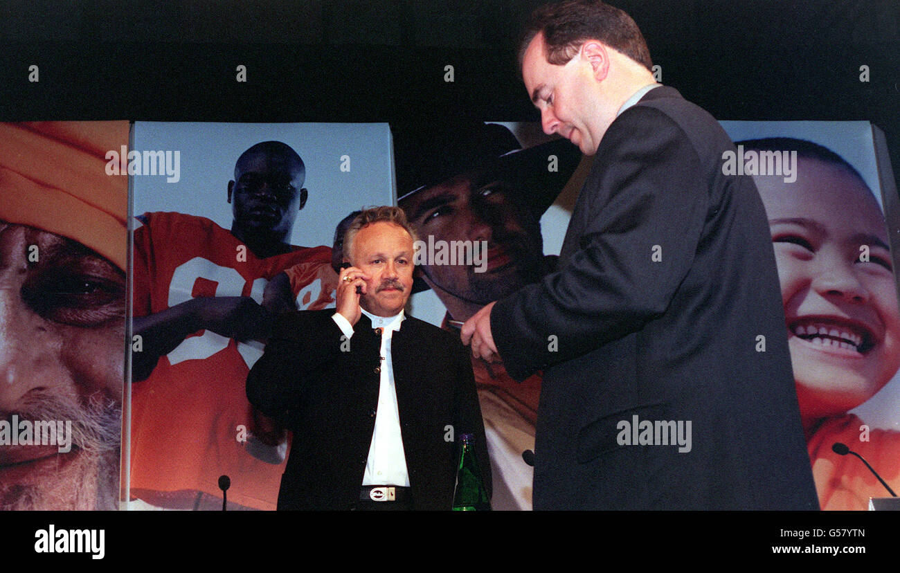 Die Mitbegründer von Orange, Hans Snook und Graham Howe (R), bestätigten auf einer Pressekonferenz in London ihre Absicht, im Januar an den Börsen in Paris und London zu schweben. * die Firma, die früher in London notiert war, bevor sie 2000 von France Telecom gekauft wurde, wird 15% ihres Geschäfts absponnen sehen. Eine Informations- und Werbekampagne zur Förderung des Flotation wird beginnen, mit der Hoffnung, das Interesse der breiten Öffentlichkeit am Verkauf zu wecken. 13/02/01: Der Börsengang von Orange durch seinen Eigentümer France Telecom dürfte einer der am meisten beobachteten Marktzugänge sein Stockfoto