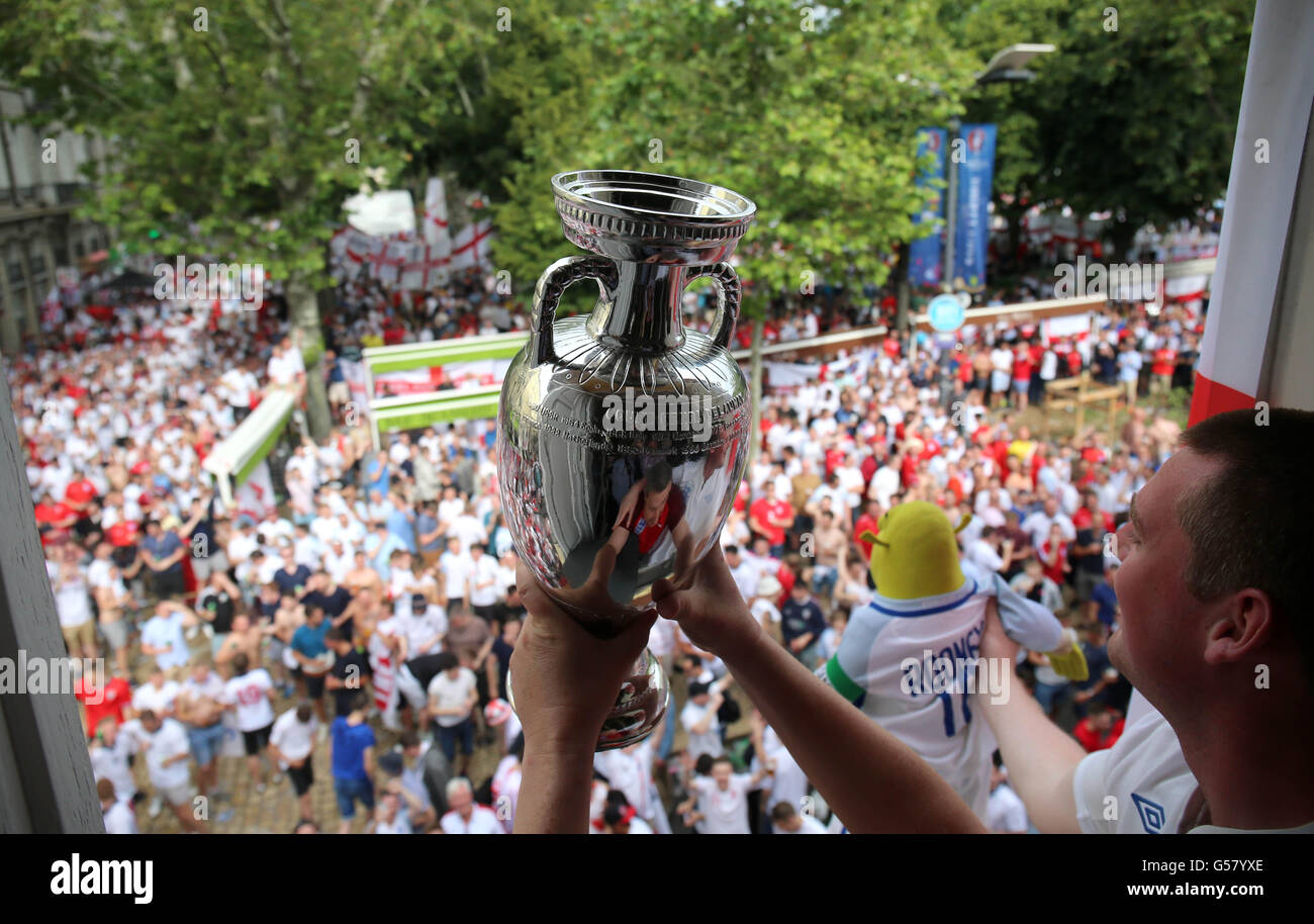 England-Fans mit einer Replik der Henri-Delaunay-Pokal halten es aus einem Fenster im Ort Jean Jaures, Saint-Etienne, vor dem Team EM 2016 Spiel gegen die Slowakei in der Stadt heute Abend. Stockfoto