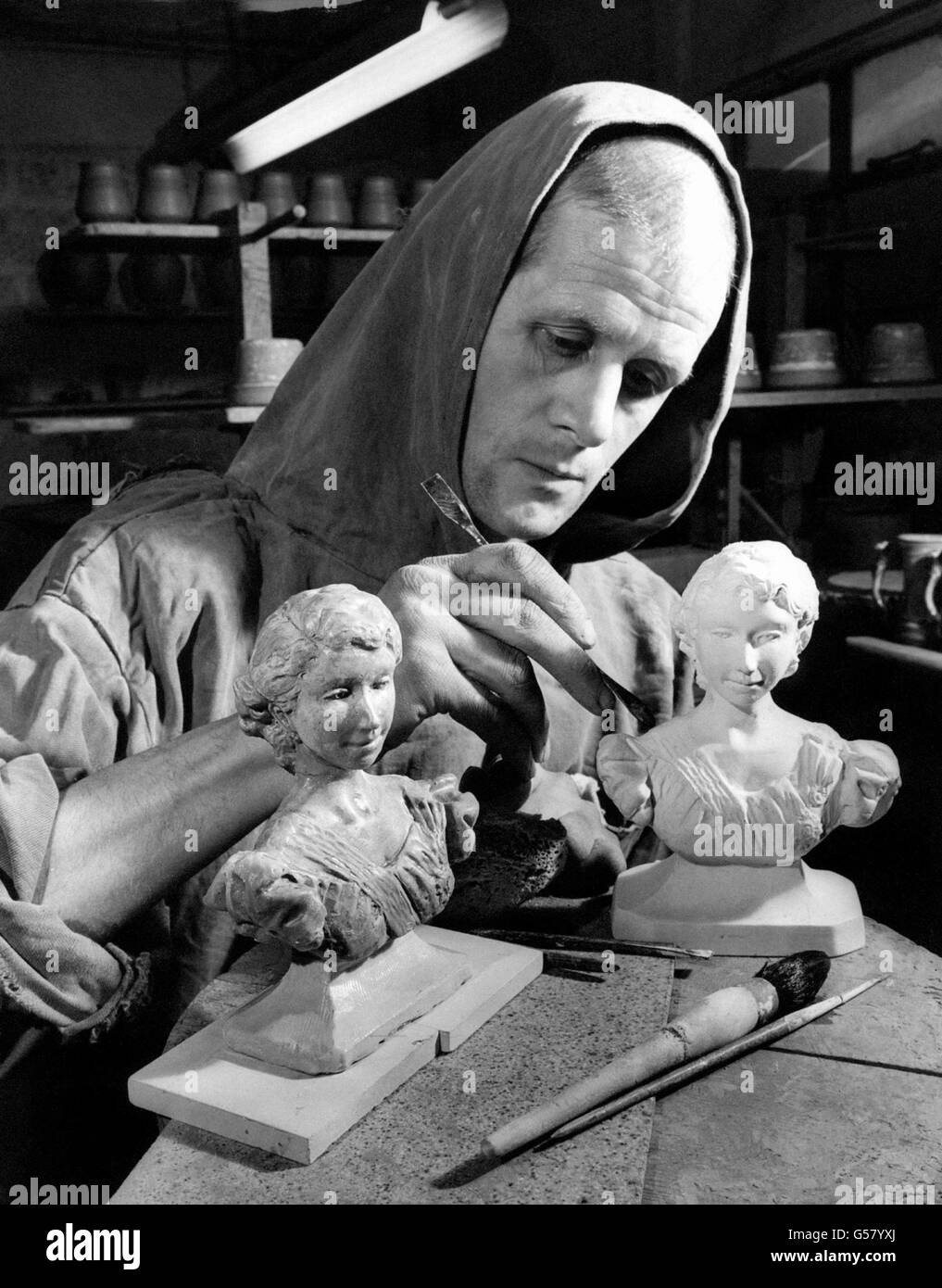 Bruder Gilbert arbeitet an Miniaturbüsten der Königin in der Prinknash Abbey, Painswick, Gloucestershire, wo die Mönche hart an ihren Töpfern arbeiten, die Krönungserinnerungen machen. Stockfoto