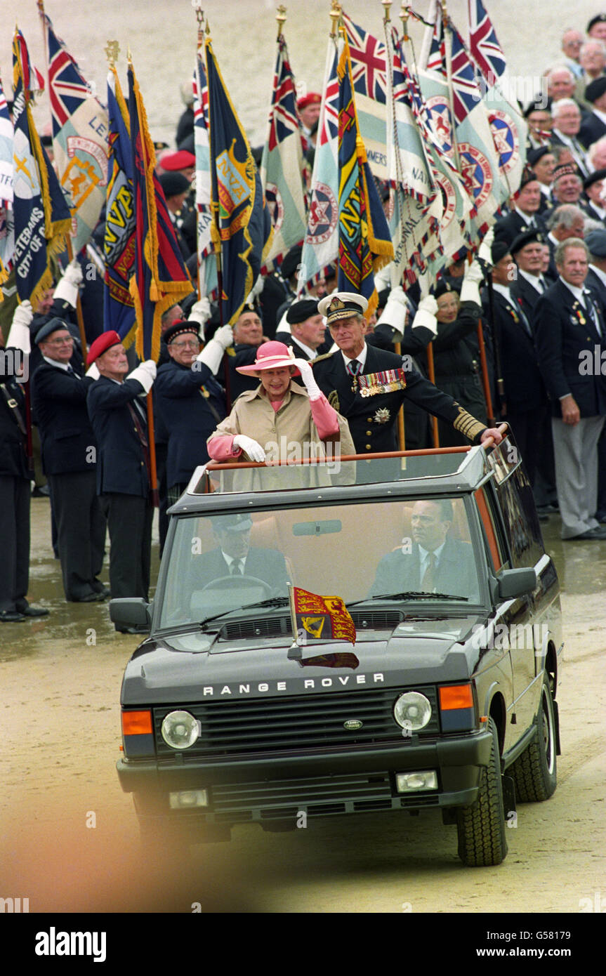 1994: Die Königin und der Herzog von Edinburgh kommen mit Range Rover am Strand von Arromanches, Normandie, zum 50. Jahrestag der Gedenkfeier der D-Day Landings des Zweiten Weltkriegs an. *20/12/01: Bilder einer neu gebauten Bentley State Limousine, die die Queen für staatliche Anlässe nutzen wird, wurden veröffentlicht. Das Fahrzeug wurde anlässlich des Goldenen Jubiläums der Königin entwickelt und wird ihr im Mai 2002 überreicht. Stockfoto