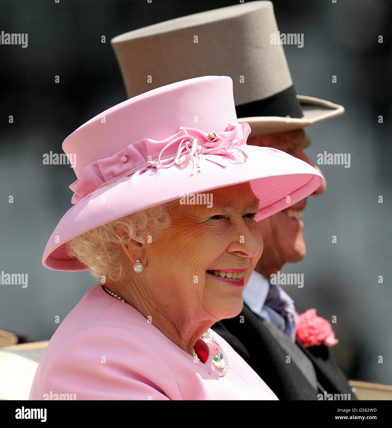 Königin Elizabeth II. Trifft am zweiten Tag des Royal Ascot-Treffens 2012 auf der Pferderennbahn Ascot in Berkshire ein. Stockfoto