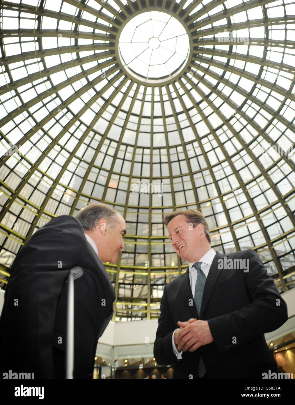 Premierminister David Cameron besucht die mexikanische Börse mit  Börsenpräsident Luis Tellez (links) in Mexiko-Stadt, während eines  zweitägigen Besuchs in der Hauptstadt, wo er später Gespräche mit Präsident  Filipe Calderon führen wird Stockfotografie -