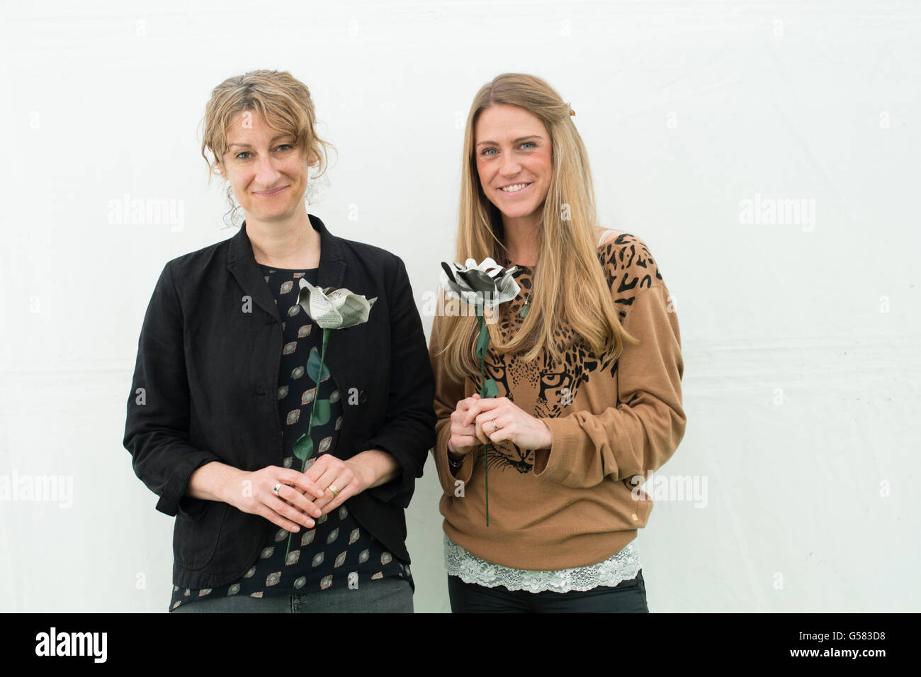 Emma Carroll (L) und Abi Elphingstone (R) - Noverlists, Autoren, Schriftsteller der Fiktion für Teenager und junge Erwachsene Leser The Hay Festival für Literatur und Kunst, Hay on Wye, Powys, Wales UK, 3. Juni 2016 Stockfoto