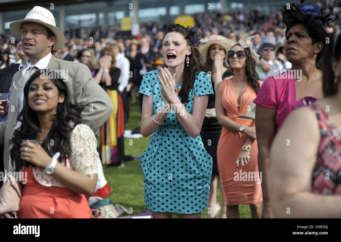 Pferderennen - The Royal Ascot Meeting 2012 - Tag Zwei - Ascot Racecourse. Rennfahrer während des letzten Rennens am zweiten Tag des Royal Ascot-Treffens 2012 auf der Ascot Racecourse, Berkshire. Stockfoto