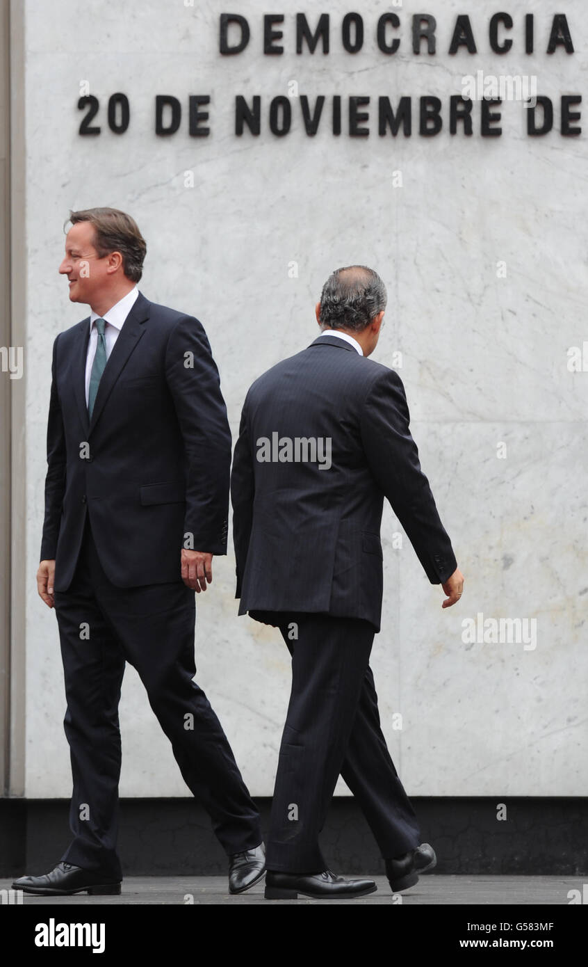 Premierminister David Cameron wird von dem mexikanischen Präsidenten Filipe Calderon (rechts) in seiner offiziellen Residenz in Los Pinos, Mexiko-Stadt, während eines zweitägigen Besuchs begrüßt. DRÜCKEN Sie VERBANDSFOTO. Bilddatum: Mittwoch, 20. Juni 2012. Siehe PA Geschichte POLITIK Cameron. Bildnachweis sollte lauten: Stefan Rousseau/PA Wire Stockfoto