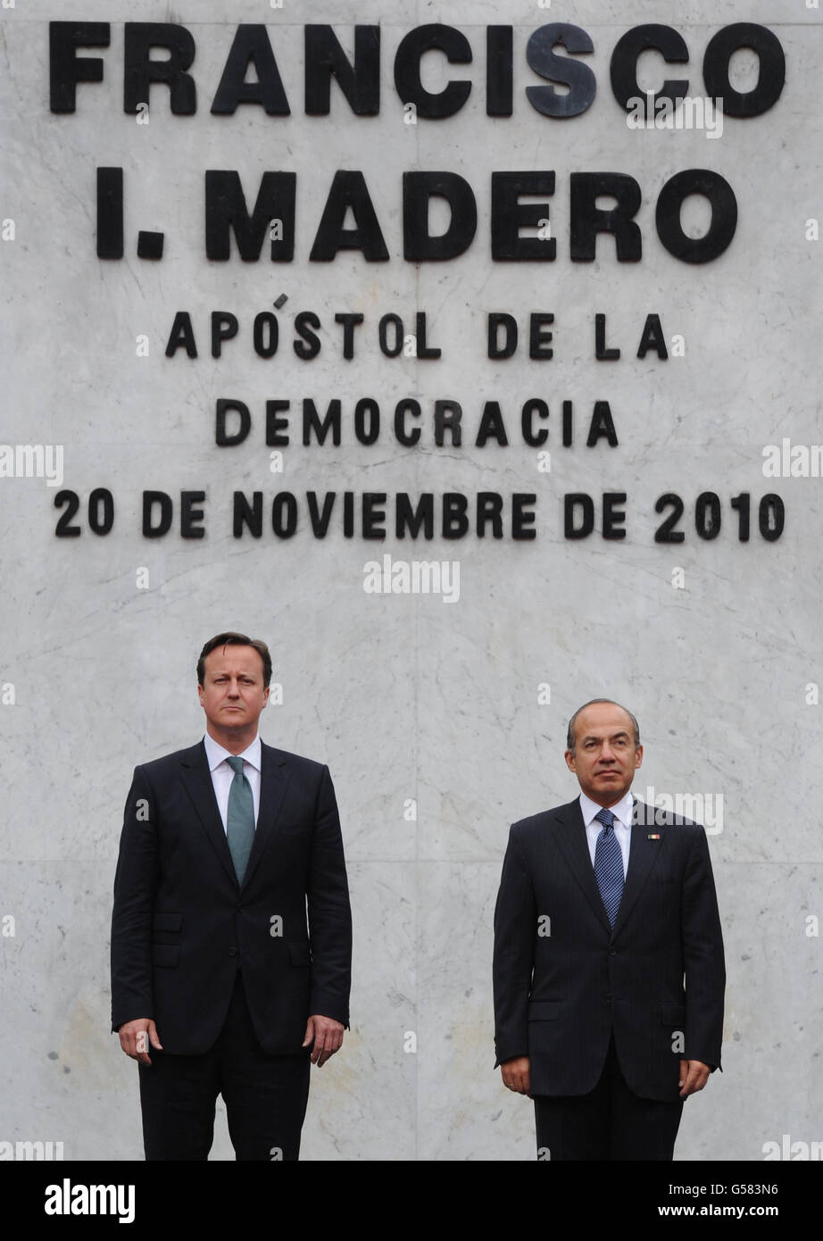 Premierminister David Cameron wird von dem mexikanischen Präsidenten Filipe Calderon (rechts) in seiner offiziellen Residenz in Los Pinos, Mexiko-Stadt, während eines zweitägigen Besuchs begrüßt. Stockfoto