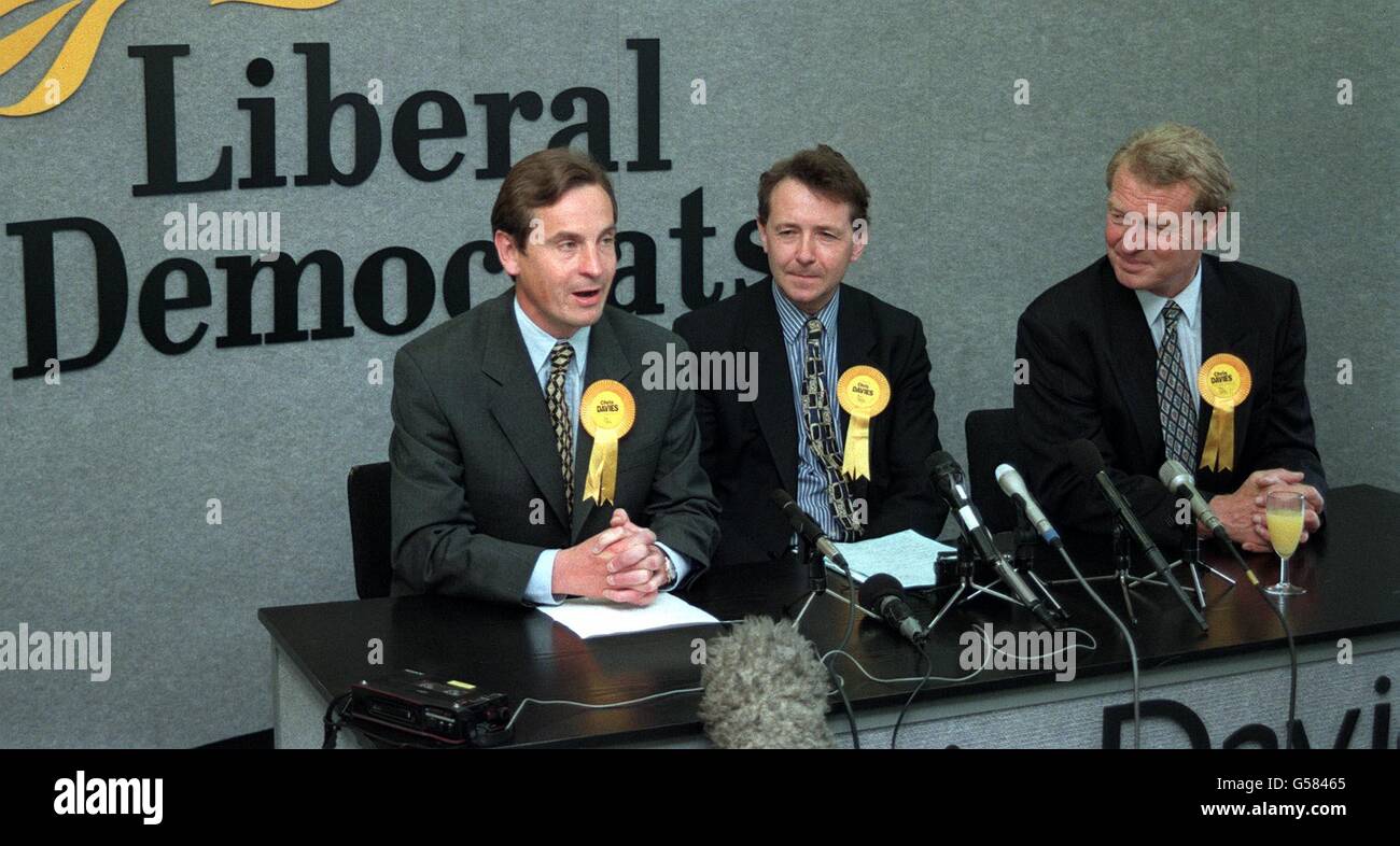 Der Führer der Liberaldemokraten Paddy Ashdown (rechts) und der Abgeordnete David Alton (Mitte) sehen Chris Davies bei seiner ersten Rede als neuer Abgeordneter für Littleborough und Saddleworth zu. Stockfoto