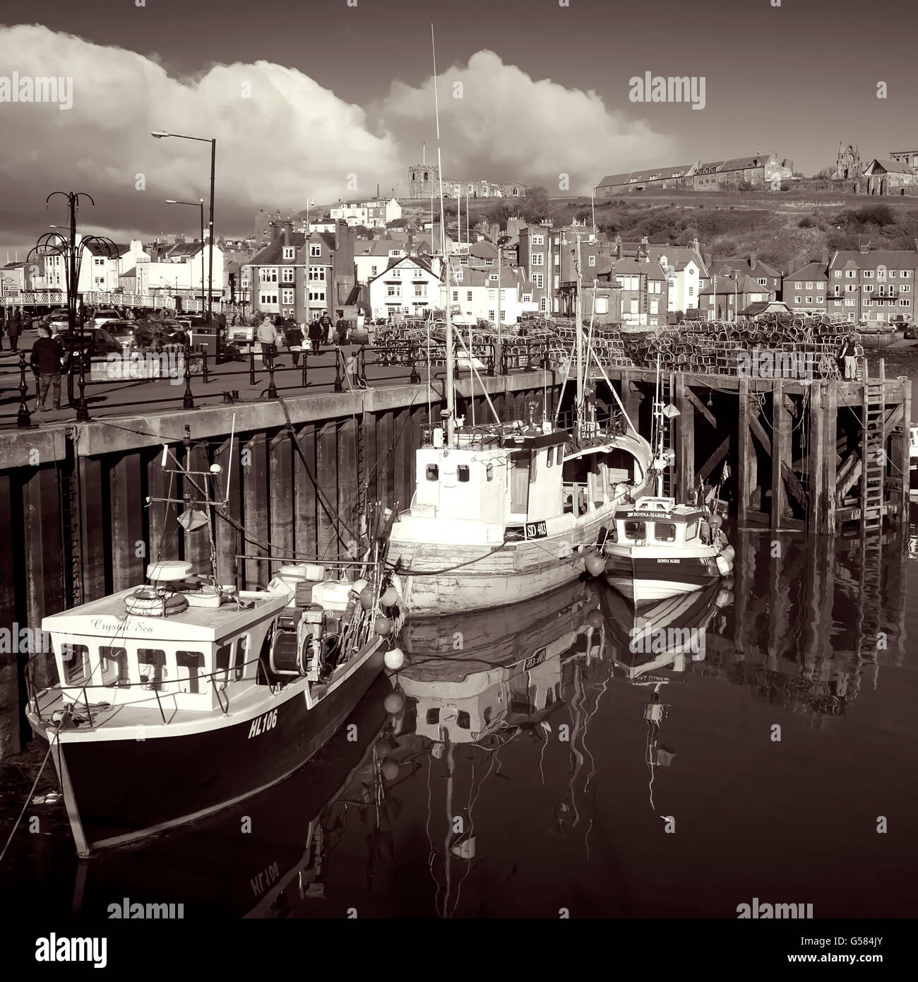 Whitby Hafen in Yorkshire England mit einem Sepia-Effekt Stockfoto