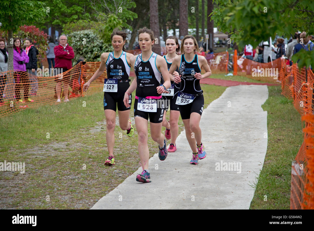 Team von vier Frauen Läufer konkurrieren in Triathlon Mimizam Frankreich Stockfoto