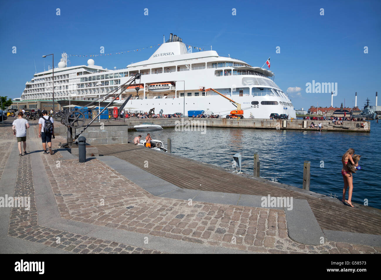 Sommer-Leben am Kai neben MS Silver Whisper vertäut am Nordre Toldbod, Kopenhagen, ein 7 Nächte Kreuzfahrt Ostsee ab. Stockfoto