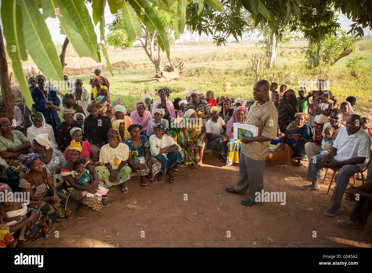 Einwohner in Abteilung Bobo Dioulasso, Burkina Faso besuchen eine Dorfversammlung. Stockfoto