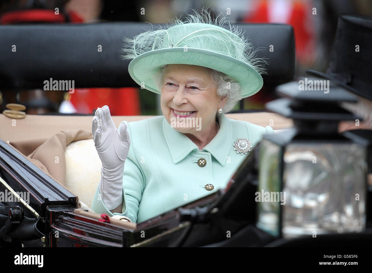 Königin Elizabeth II. Trifft am dritten Tag des Royal Ascot-Treffens 2012 auf der Pferderennbahn Ascot in Berkshire ein. Stockfoto