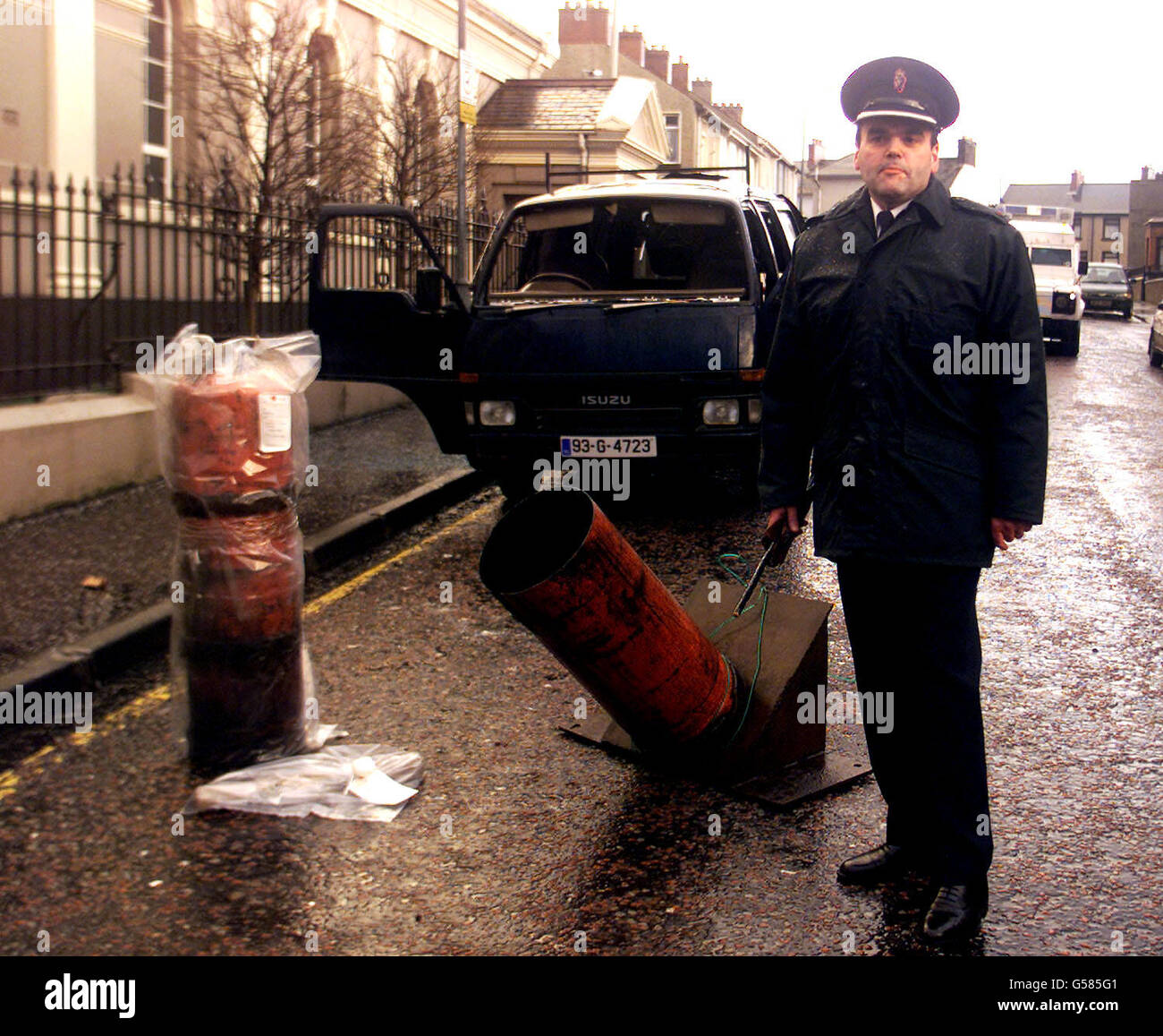 Der Superintendant Ian Hamill von der RUC mit der Mörserbombe, dem Trägerrakete und dem Transporter, die zum Angriff auf die Ebrington Army Barracks in Londonderry in den frühen Morgenstunden verwendet wurden, konnte das Gerät nicht dentonieren, nachdem es von der Rückseite des Transporters über den Umzäunungszaun abgefeuert * wurde. Stockfoto