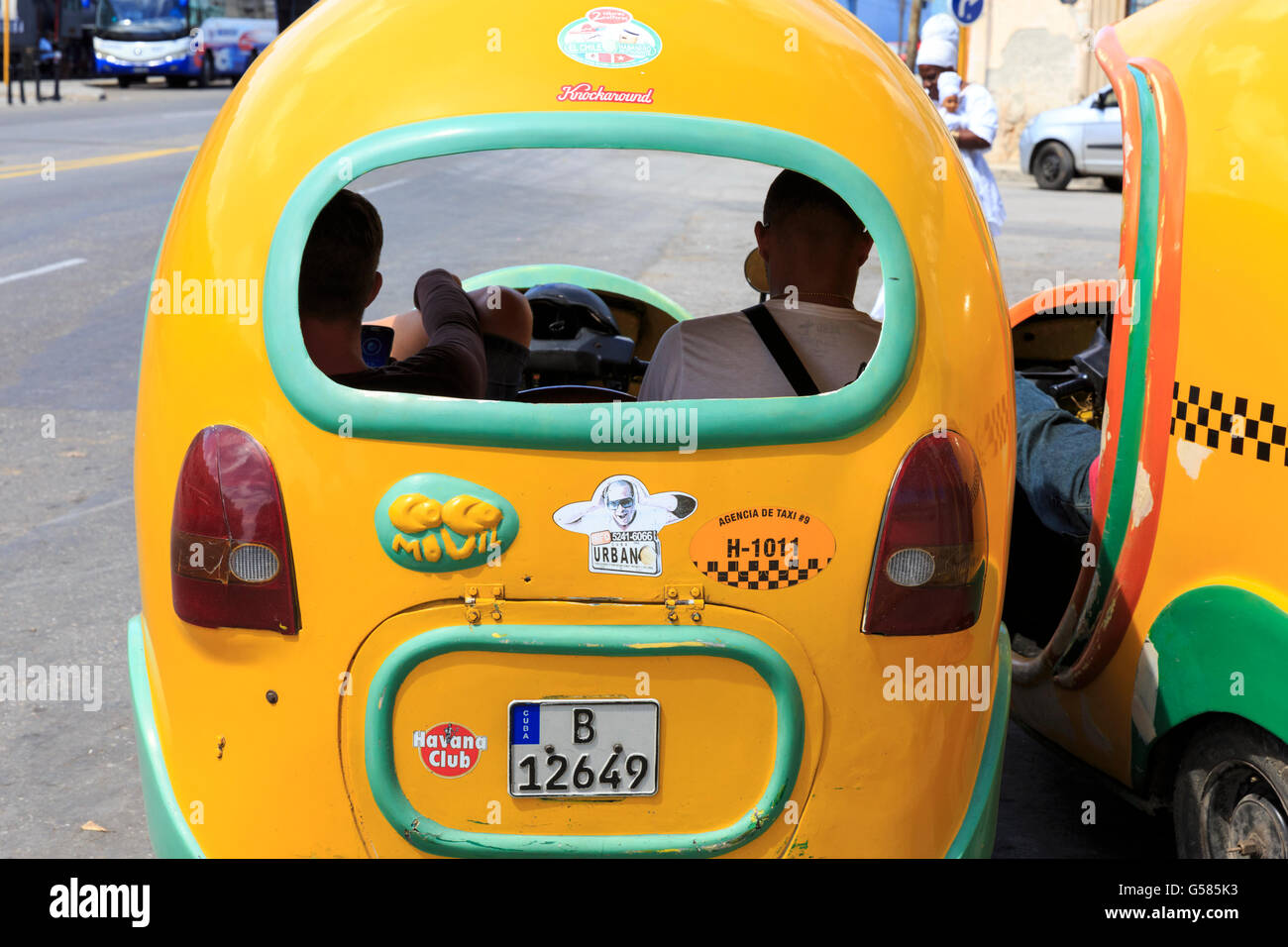 Coco-Taxi, kleine eiförmige Taxi Lizenz für zwei Passagiere, Havanna, Kuba Stockfoto