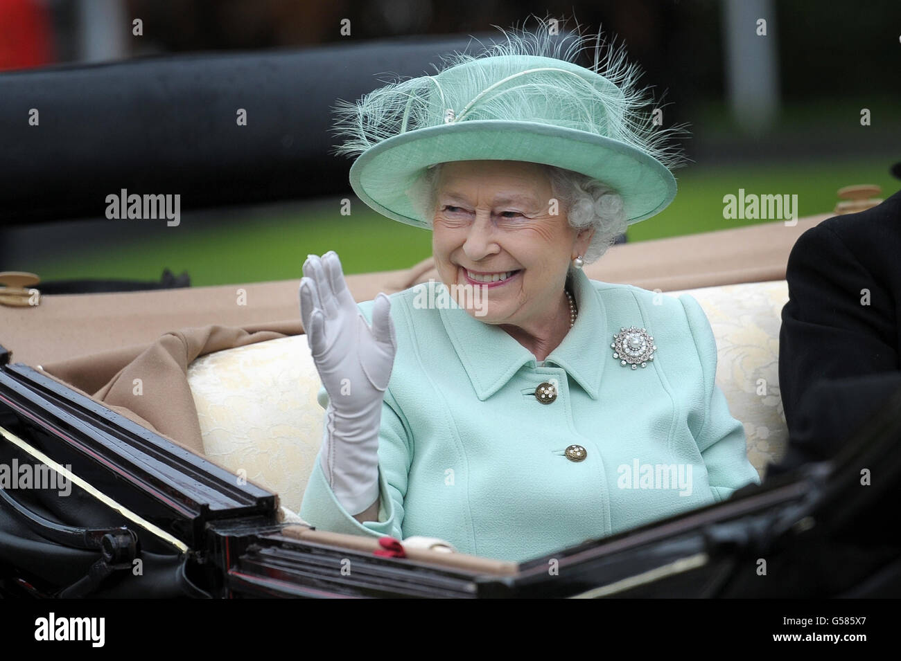 Pferderennen - The Royal Ascot Meeting 2012 - Tag Drei - Ascot Racecourse. Königin Elizabeth kommt am dritten Tag des Royal Ascot-Treffens 2012 auf der Ascot Racecourse, Berkshire, an. Stockfoto